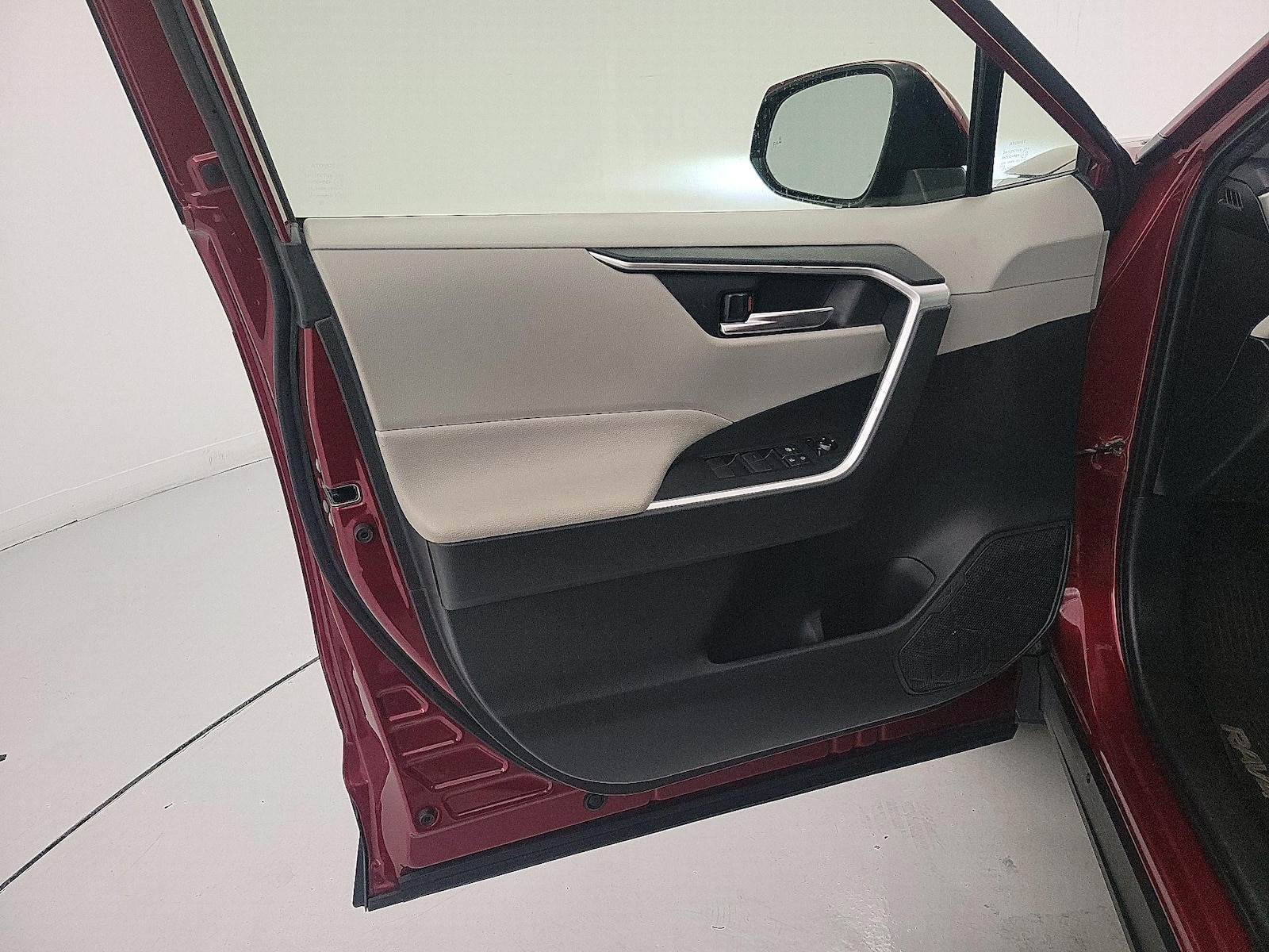 2020 Toyota RAV4 XLE - Photo 13