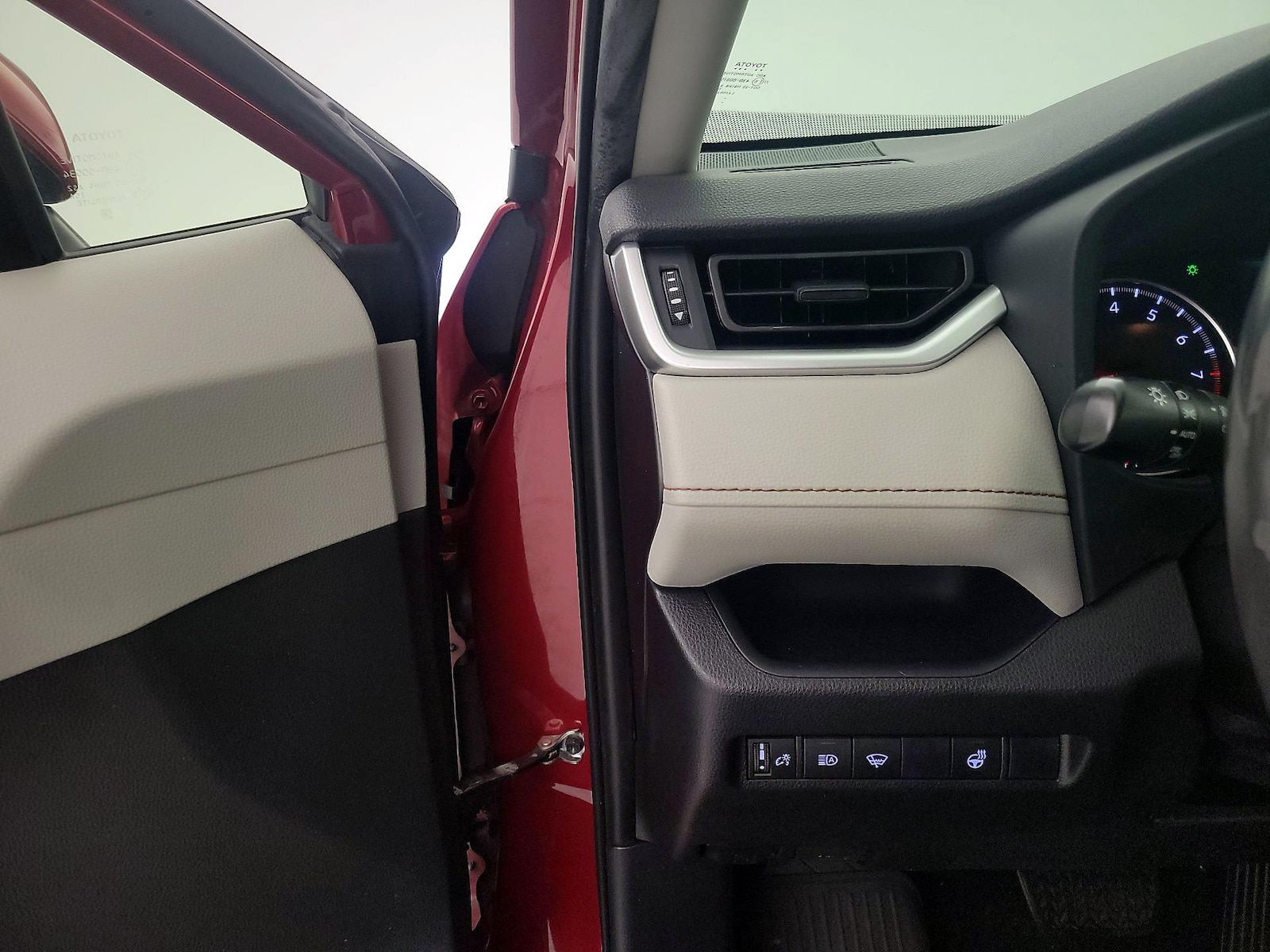 2020 Toyota RAV4 XLE - Photo 14