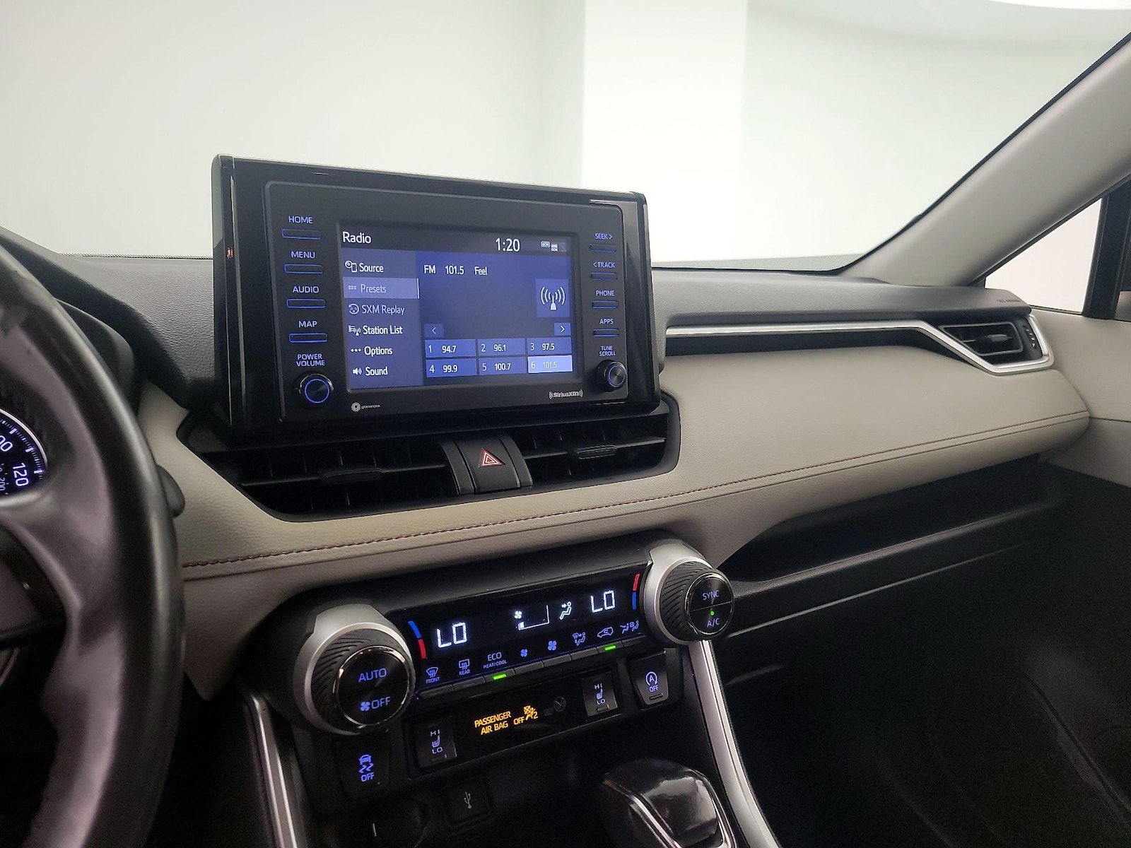 2020 Toyota RAV4 XLE - Photo 16