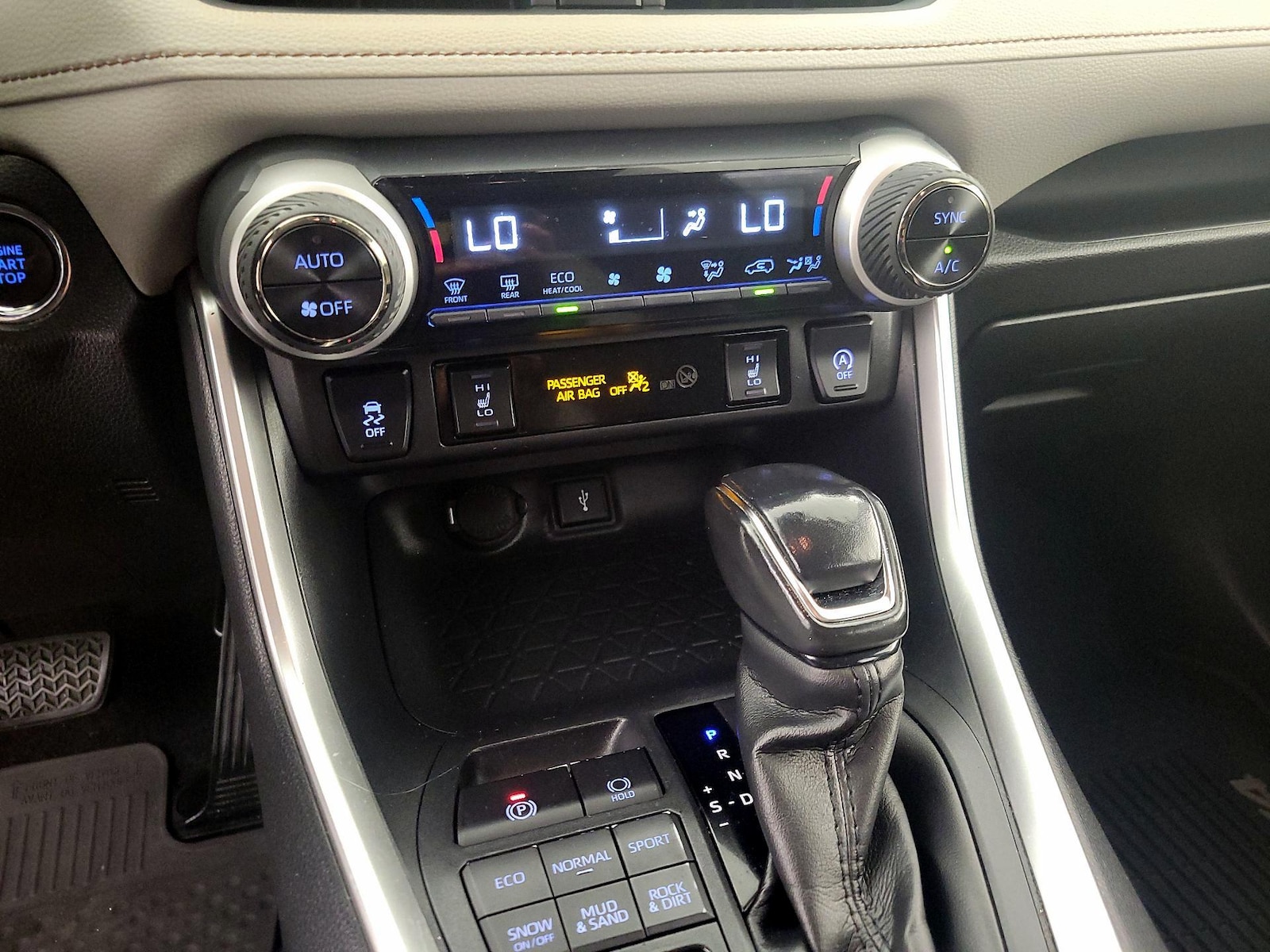 2020 Toyota RAV4 XLE - Photo 17