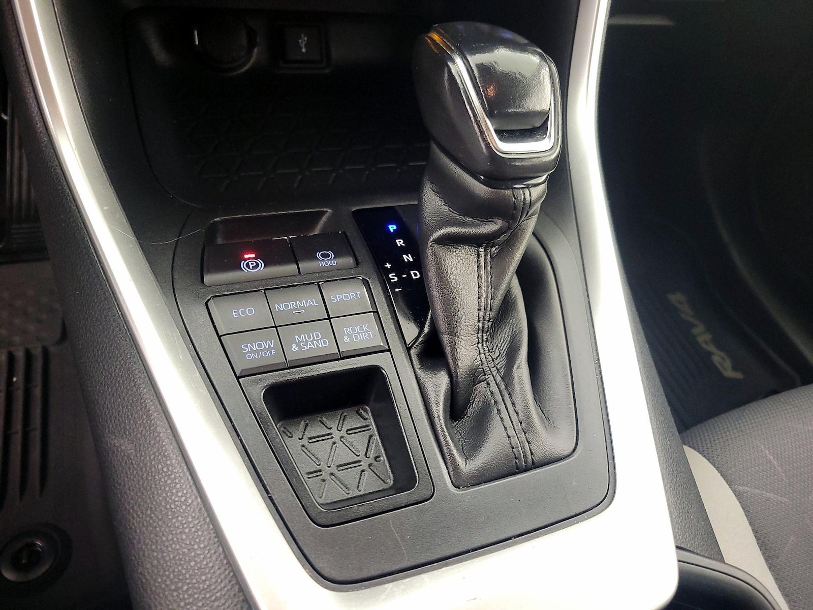 2020 Toyota RAV4 XLE - Photo 18