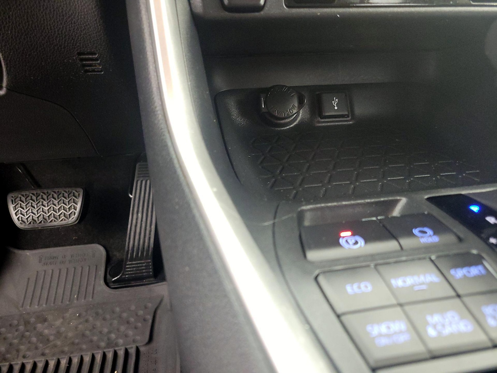 2020 Toyota RAV4 XLE - Photo 19