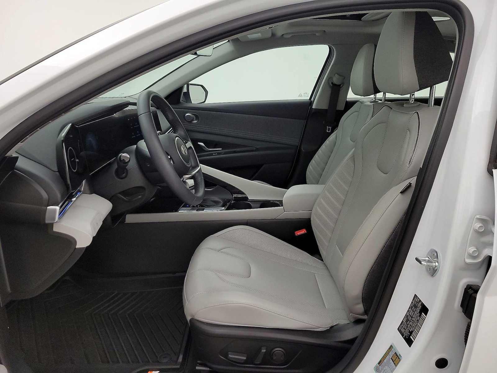 2024 Hyundai Elantra Limited - Photo 12