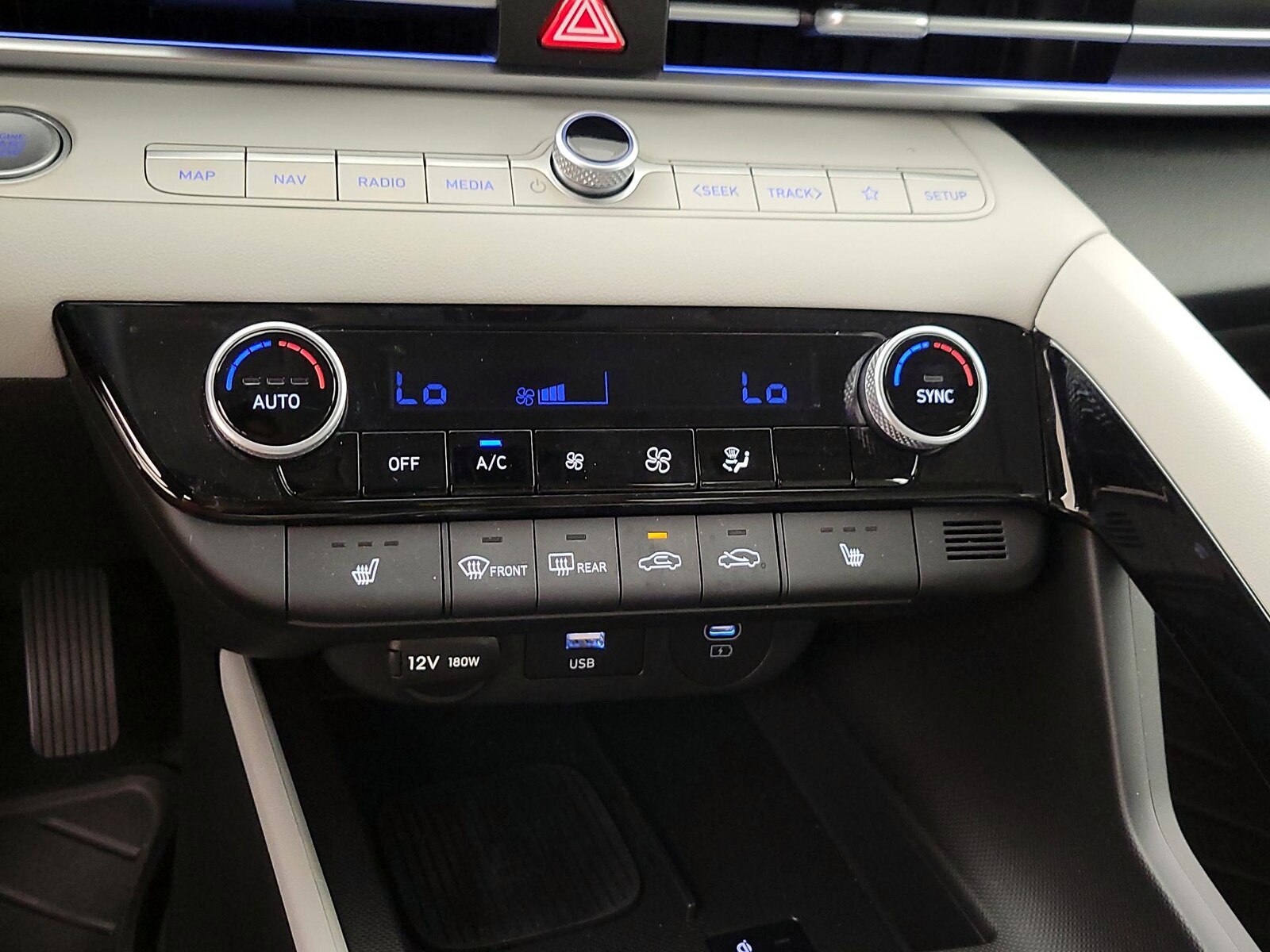 2024 Hyundai Elantra Limited - Photo 18