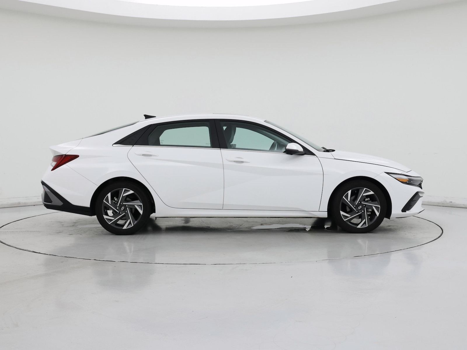 2024 Hyundai Elantra Limited - Photo 8