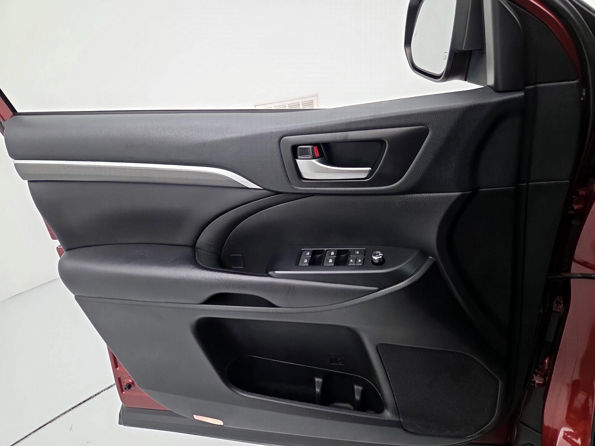 Thumbnail: 2019 Toyota Highlander - 12