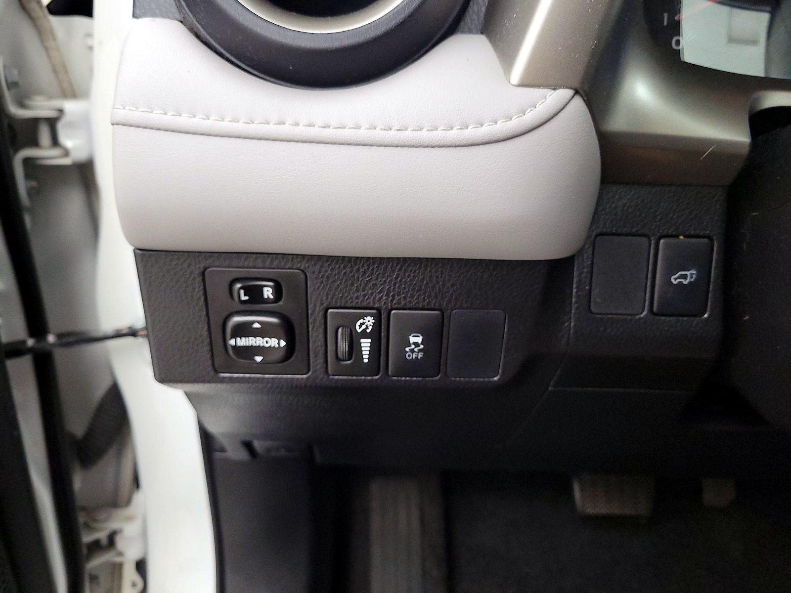 2015 Toyota RAV4 Limited - Photo 14