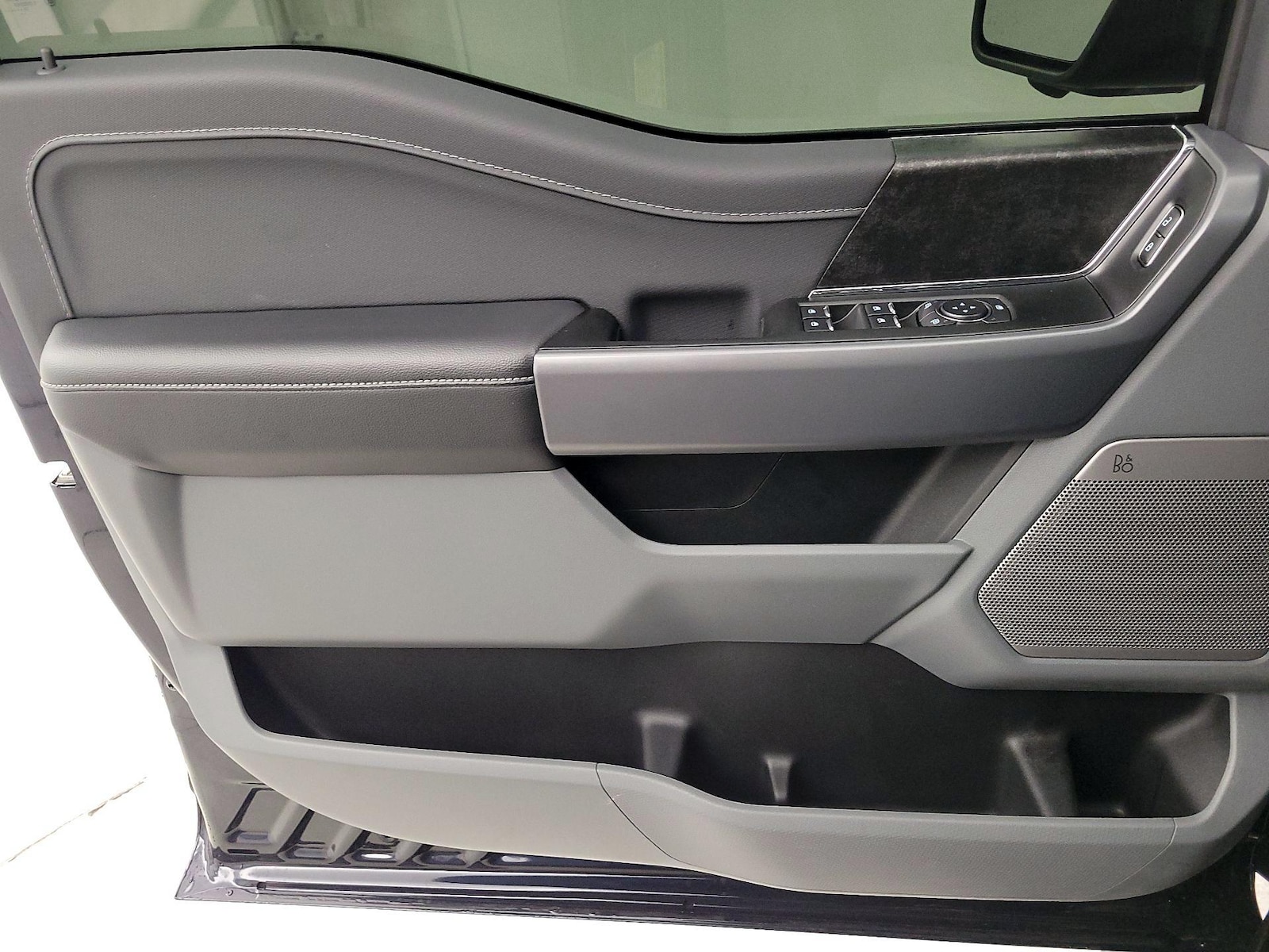 2025 Ford F-150 Lightning Flash - Photo 13