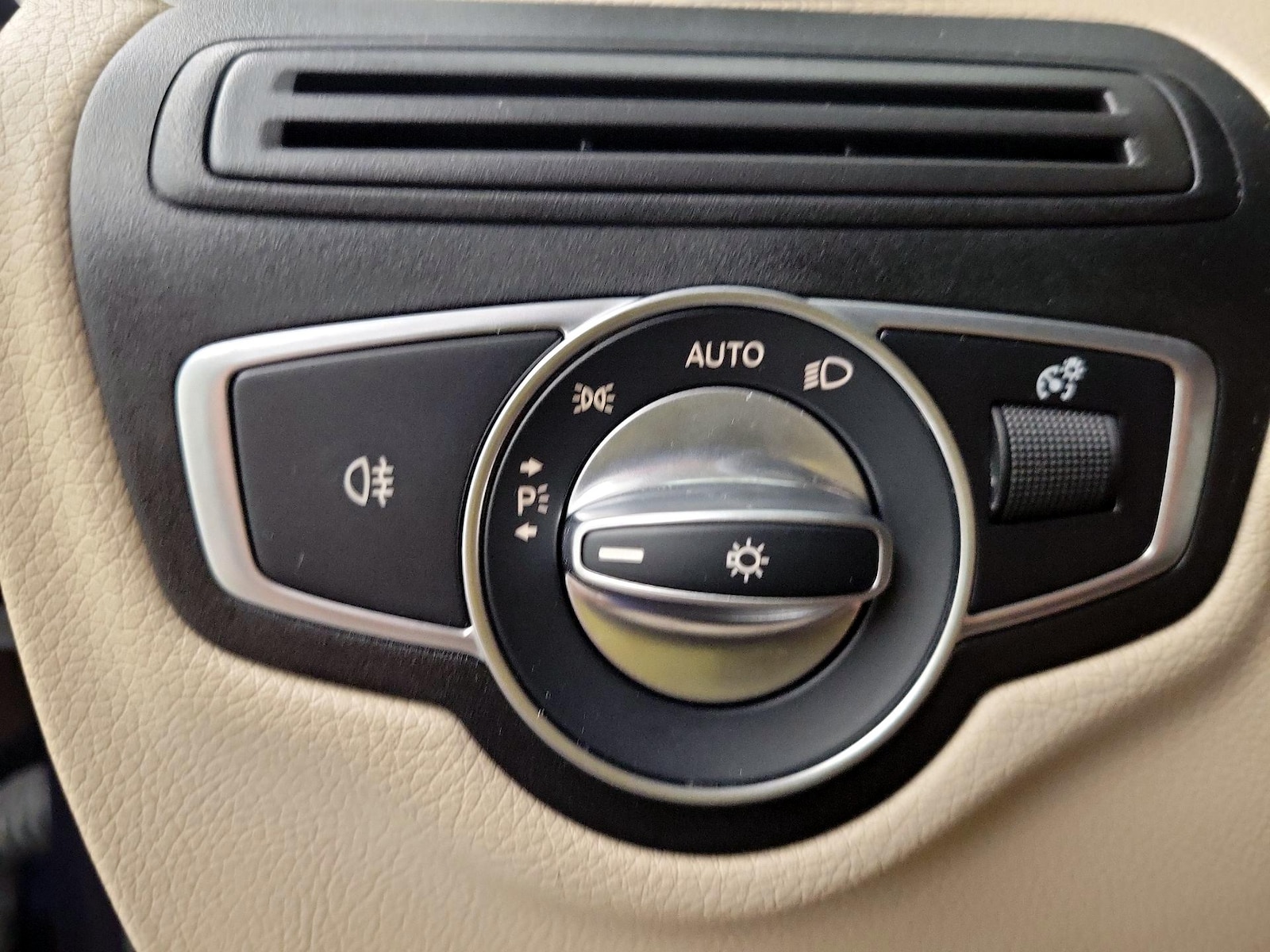 2022 Mercedes-Benz GLC GLC300 - Photo 14