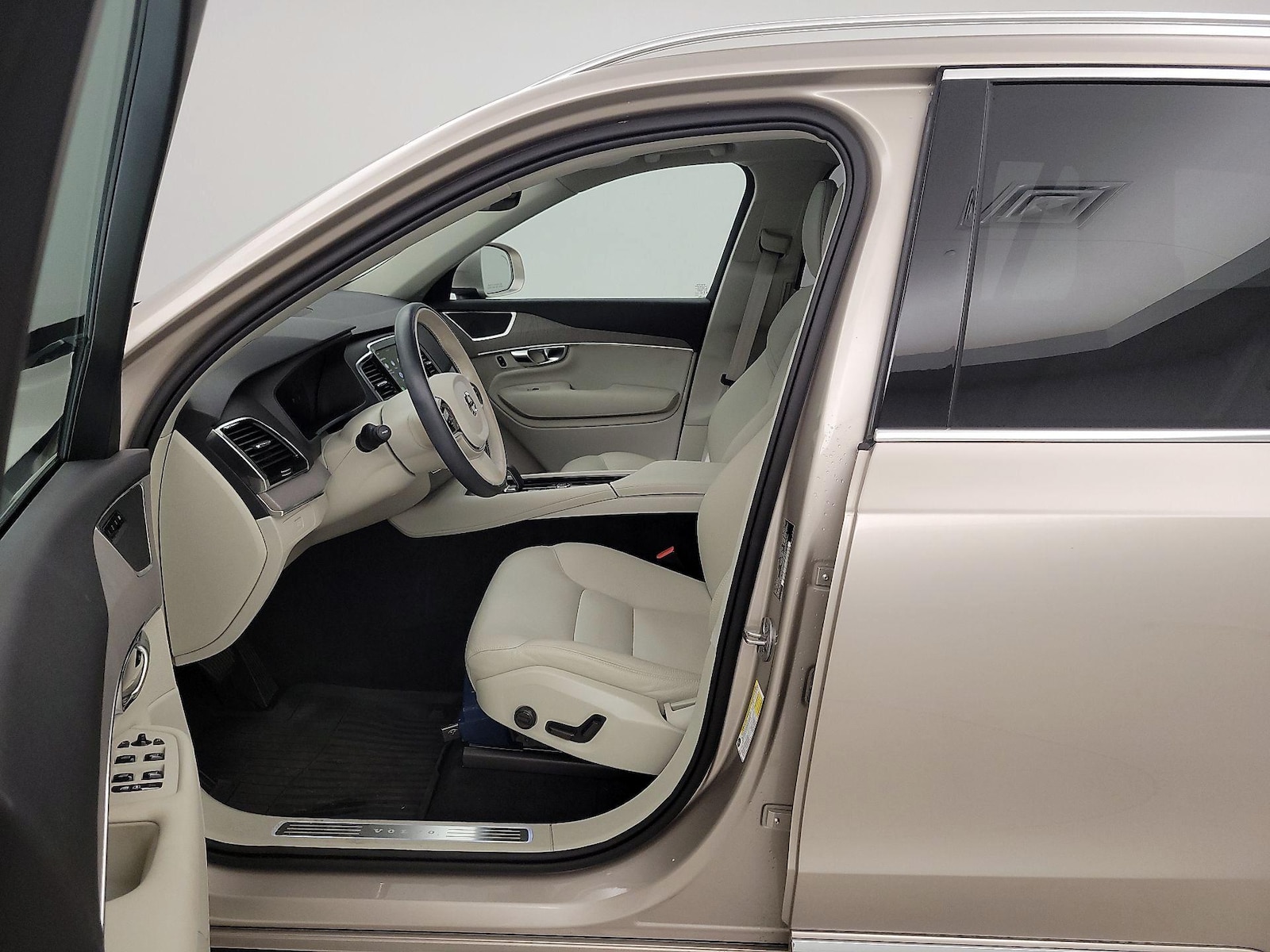 2025 Volvo XC90 Plus - Photo 10