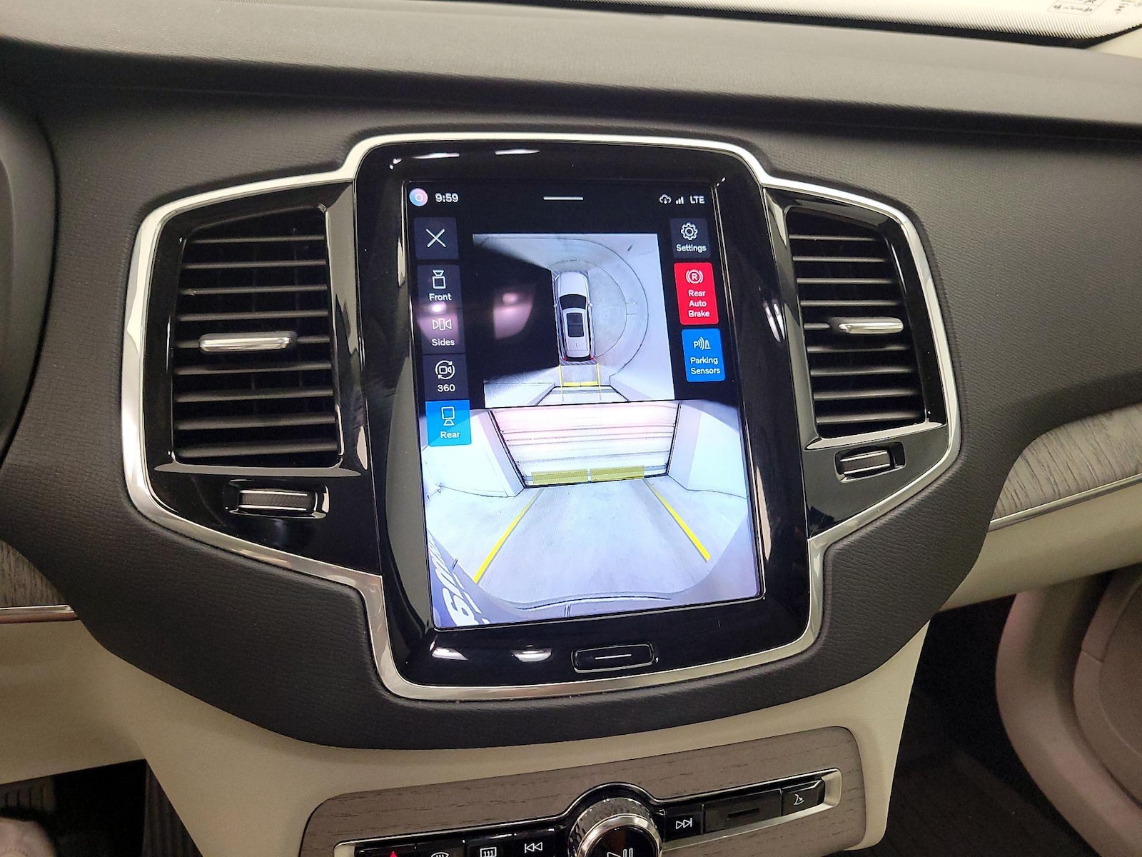 2025 Volvo XC90 Plus - Photo 13