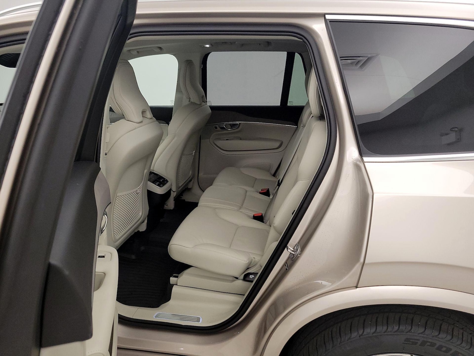 2025 Volvo XC90 Plus - Photo 18
