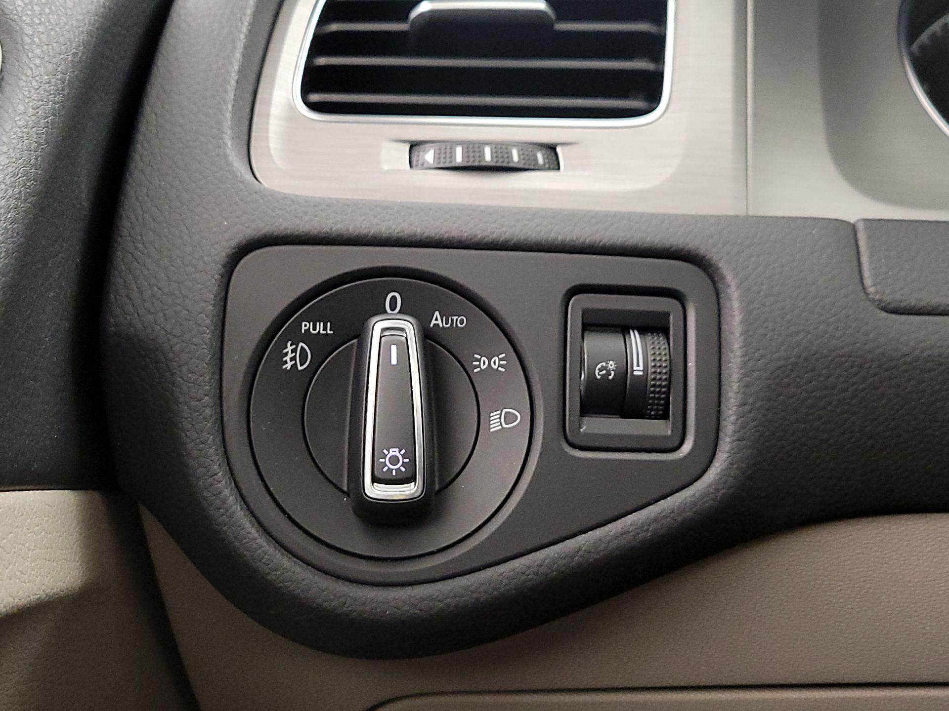 Thumbnail: 2016 Volkswagen Golf - 13