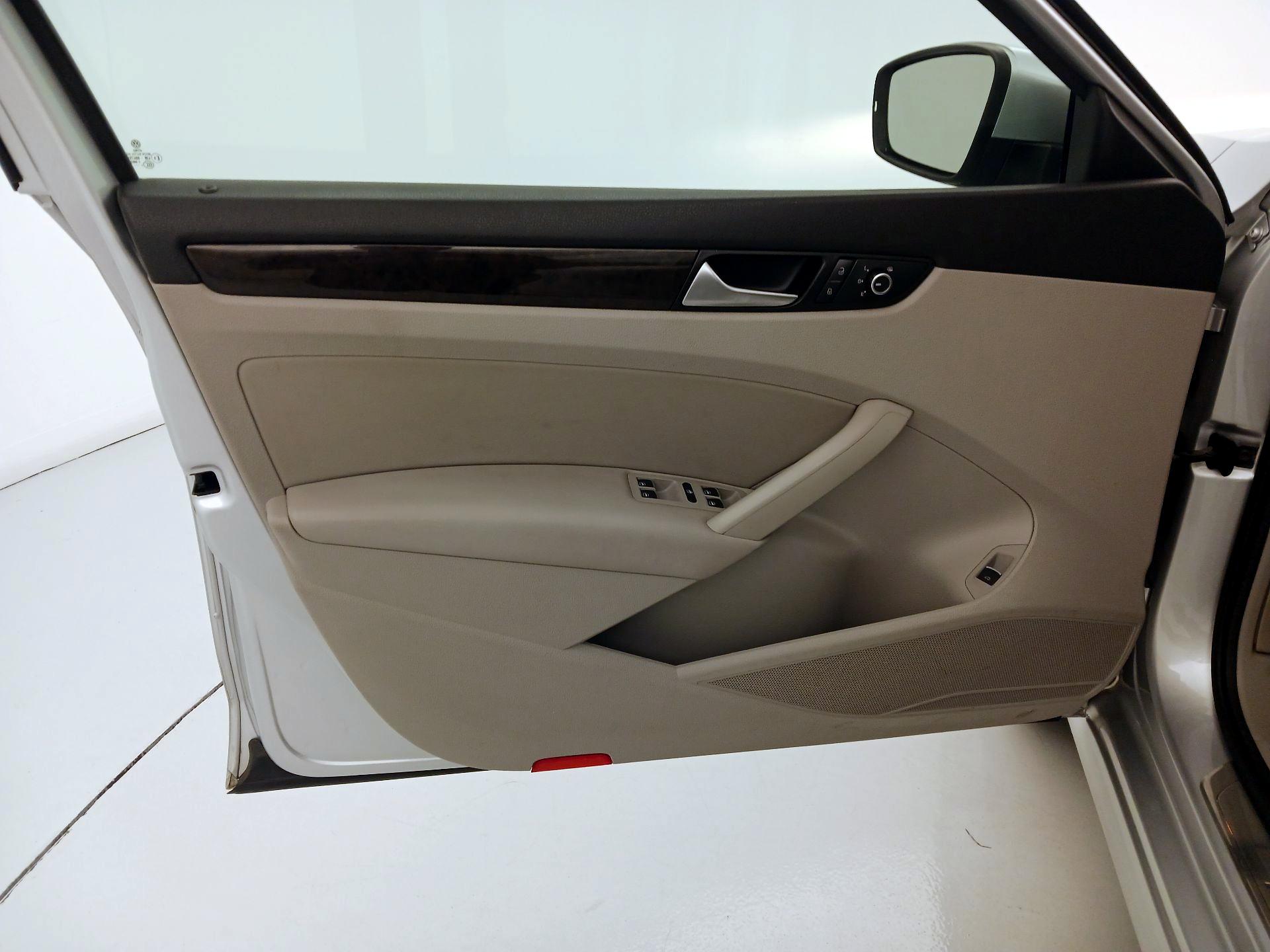 Thumbnail: 2015 Volkswagen Passat - 12