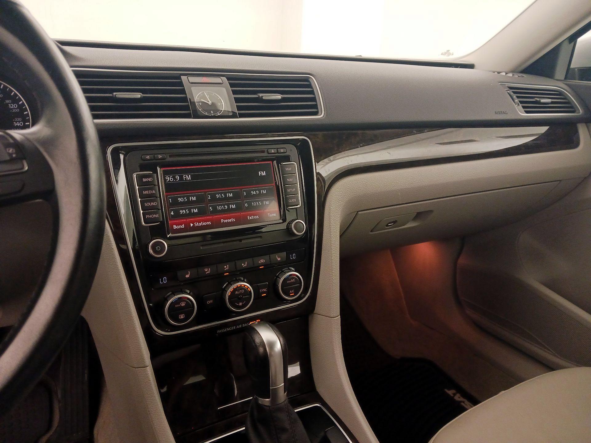 Thumbnail: 2015 Volkswagen Passat - 15