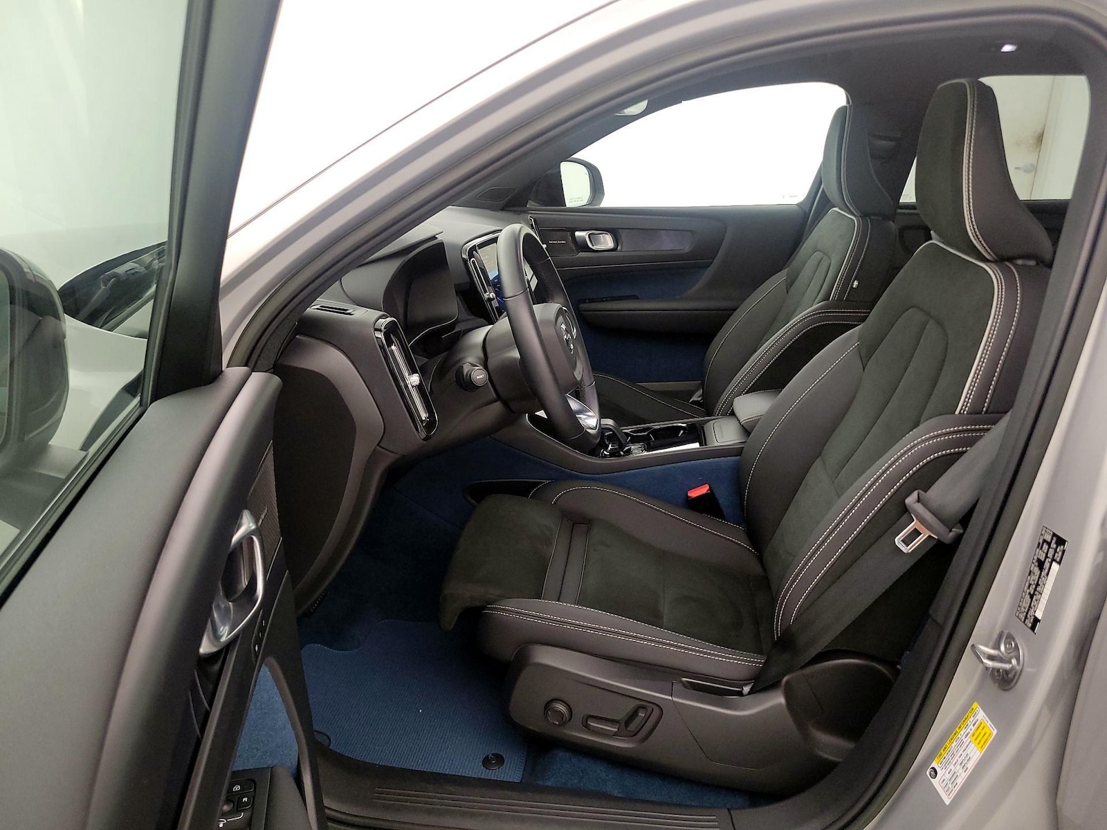 2023 Volvo XC40 Ultimate - Photo 12