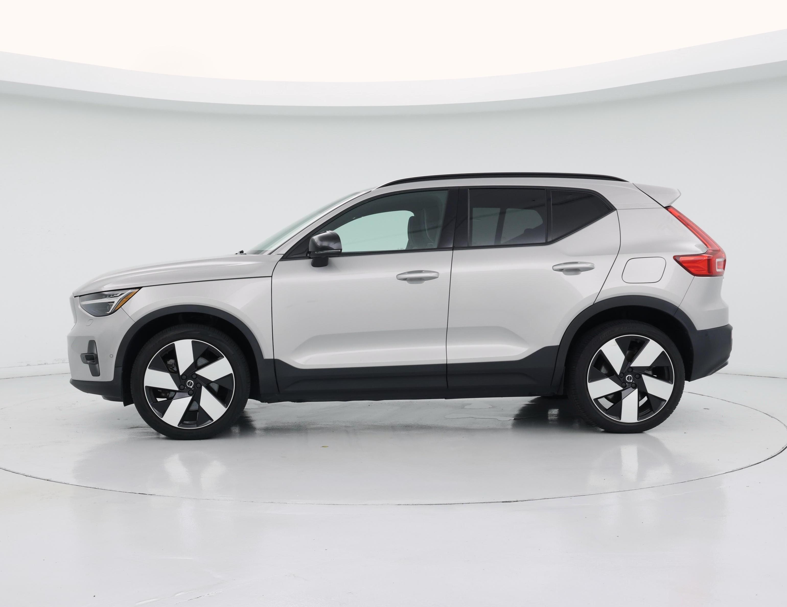 Thumbnail: 2023 Volvo XC40 - 3