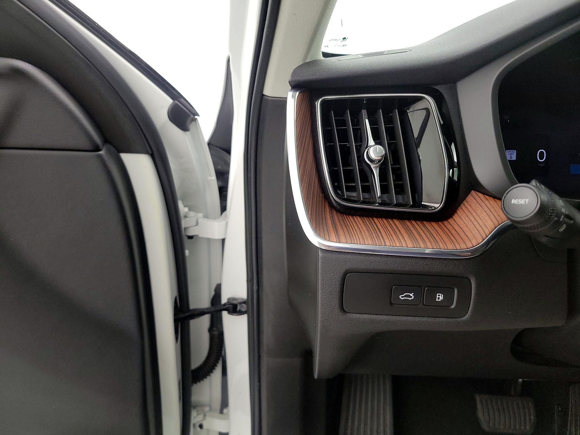 Thumbnail: 2023 Volvo XC60 - 13
