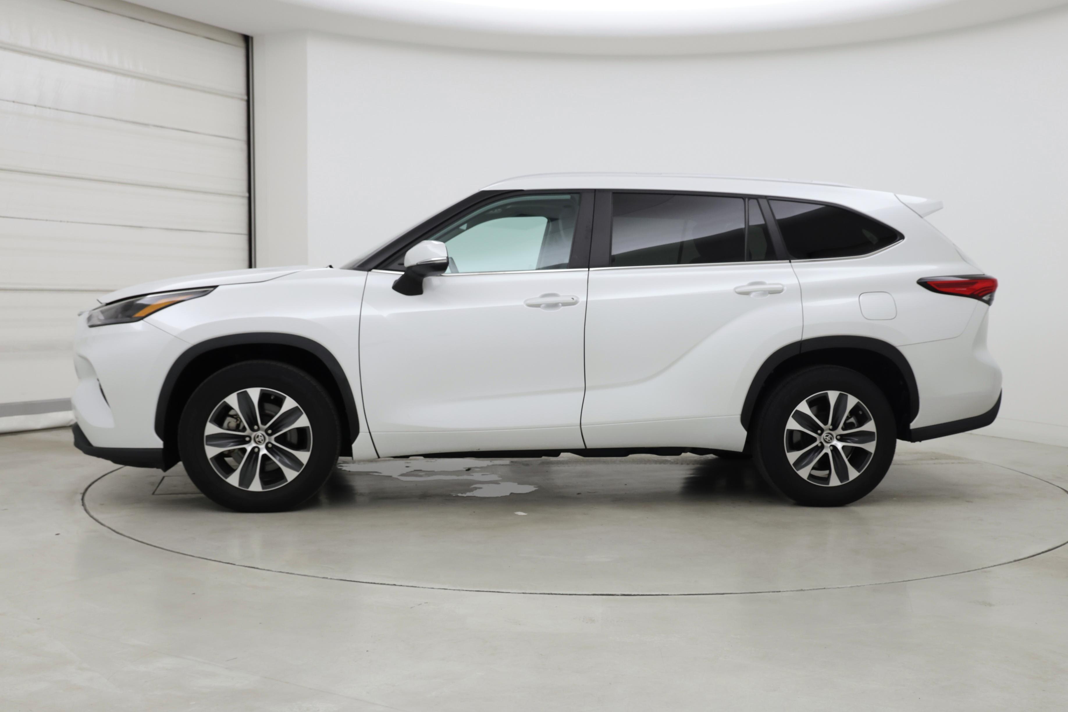 Thumbnail: 2023 Toyota Highlander - 3