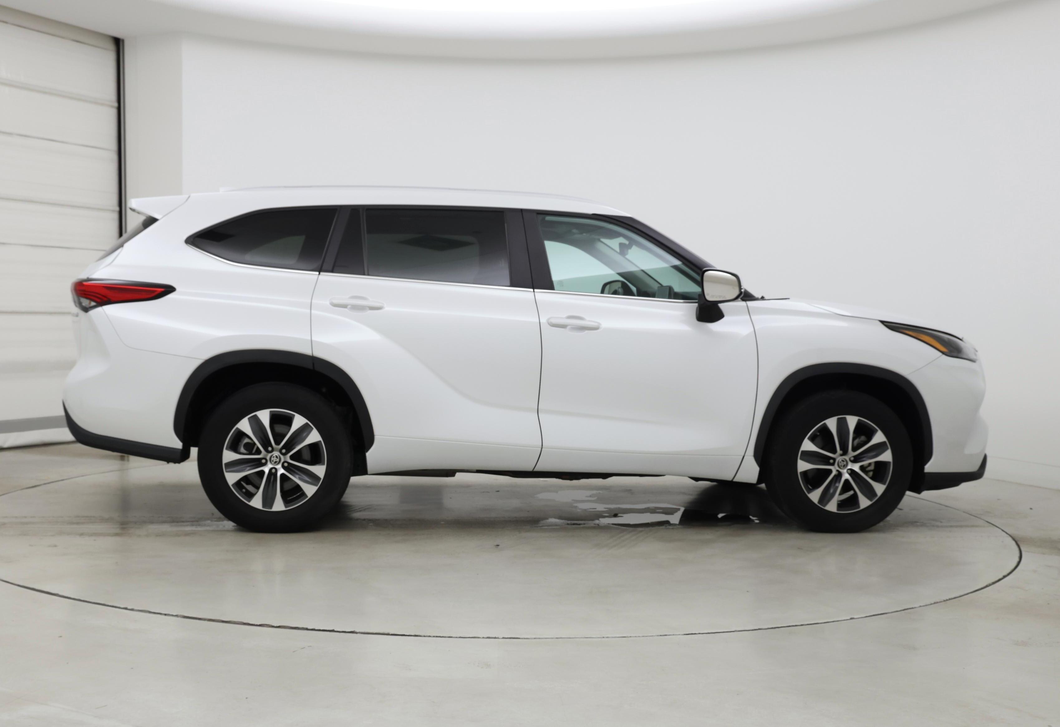 Thumbnail: 2023 Toyota Highlander - 7