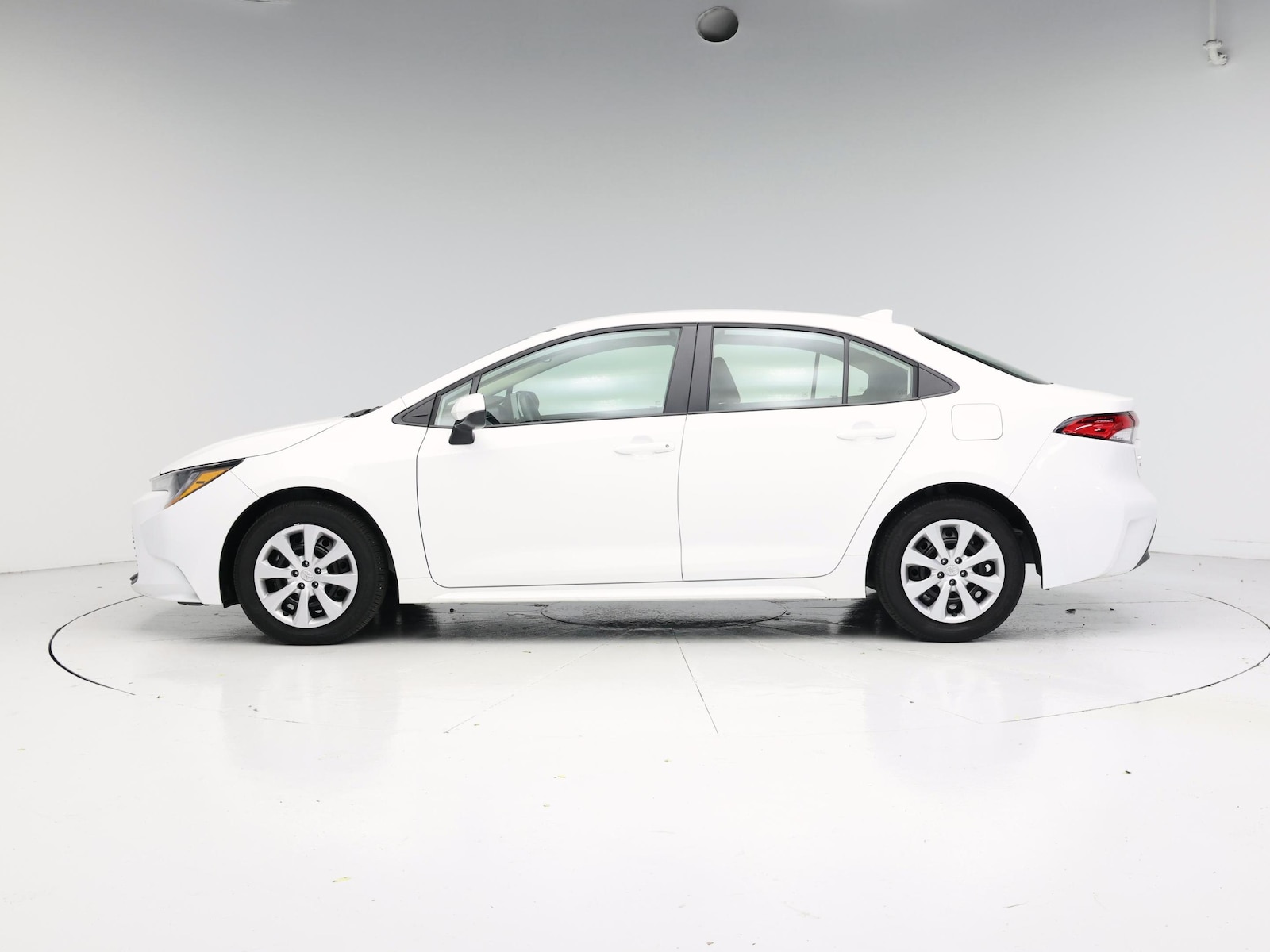 2026 Toyota Corolla LE - Photo 4