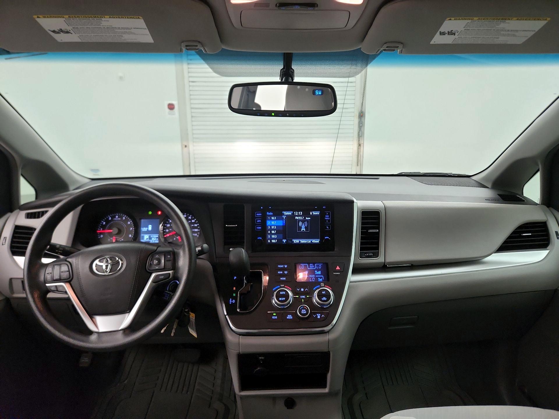 Thumbnail: 2016 Toyota Sienna - 9