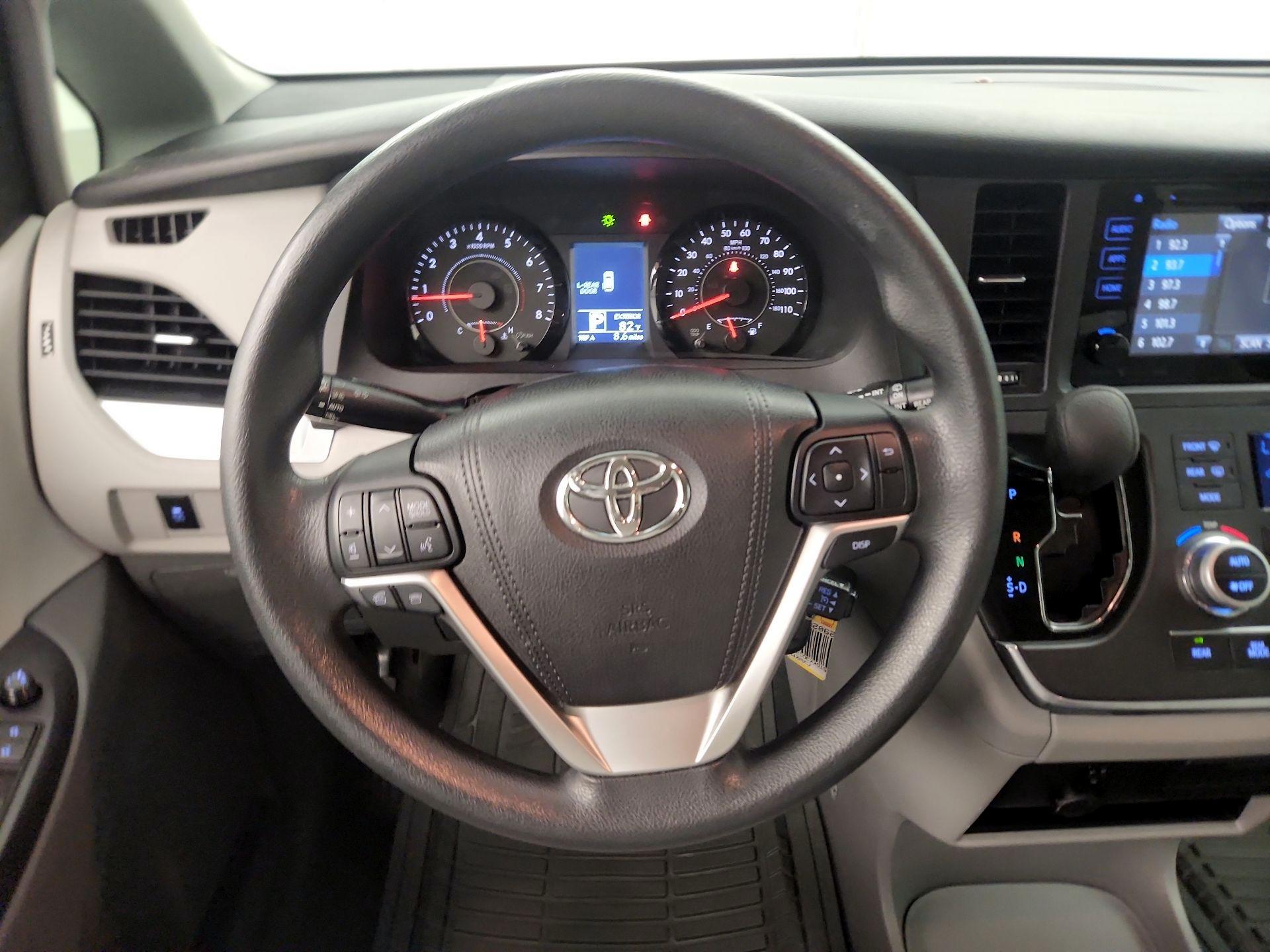 Thumbnail: 2016 Toyota Sienna - 10