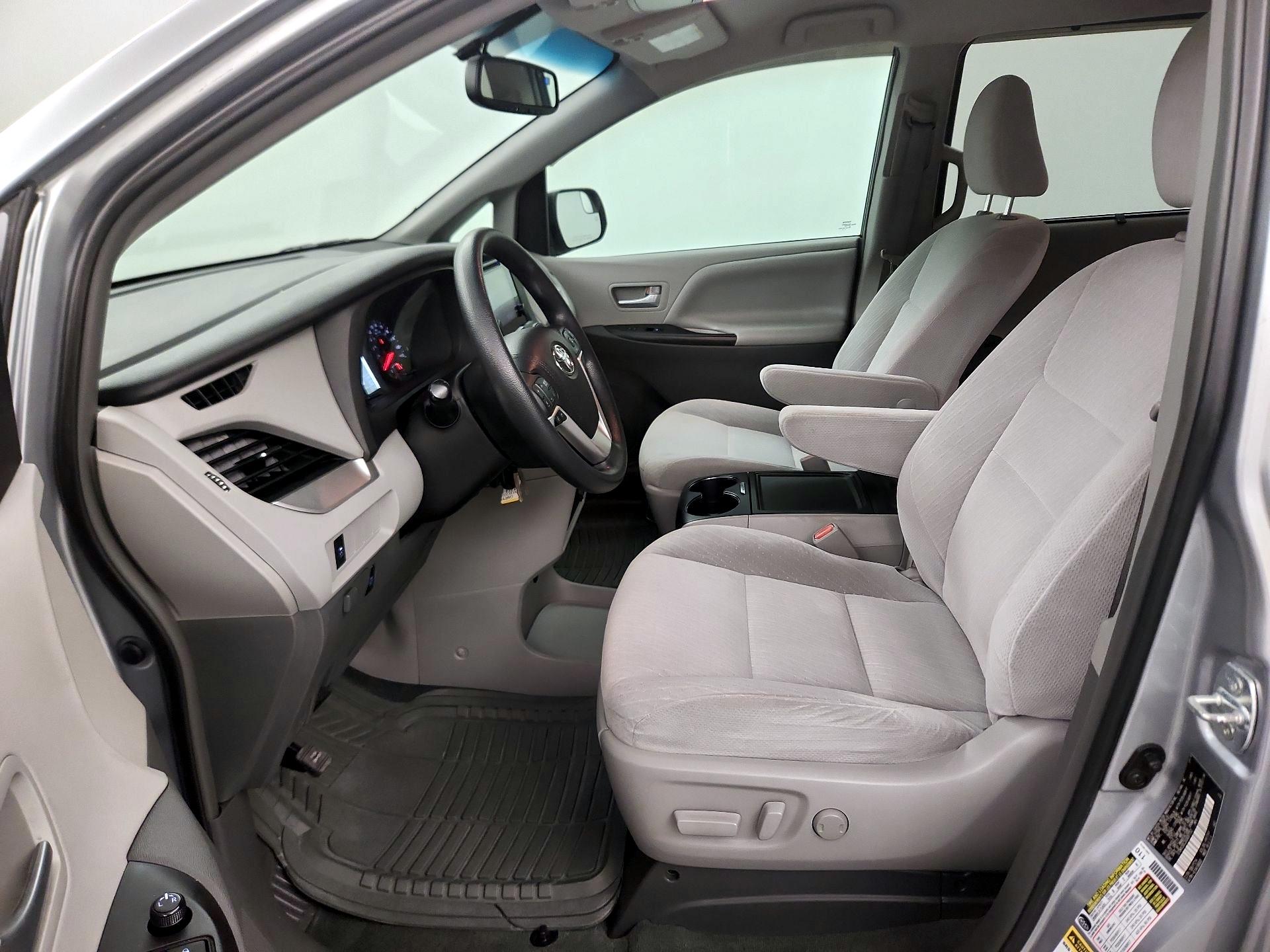 Thumbnail: 2016 Toyota Sienna - 11