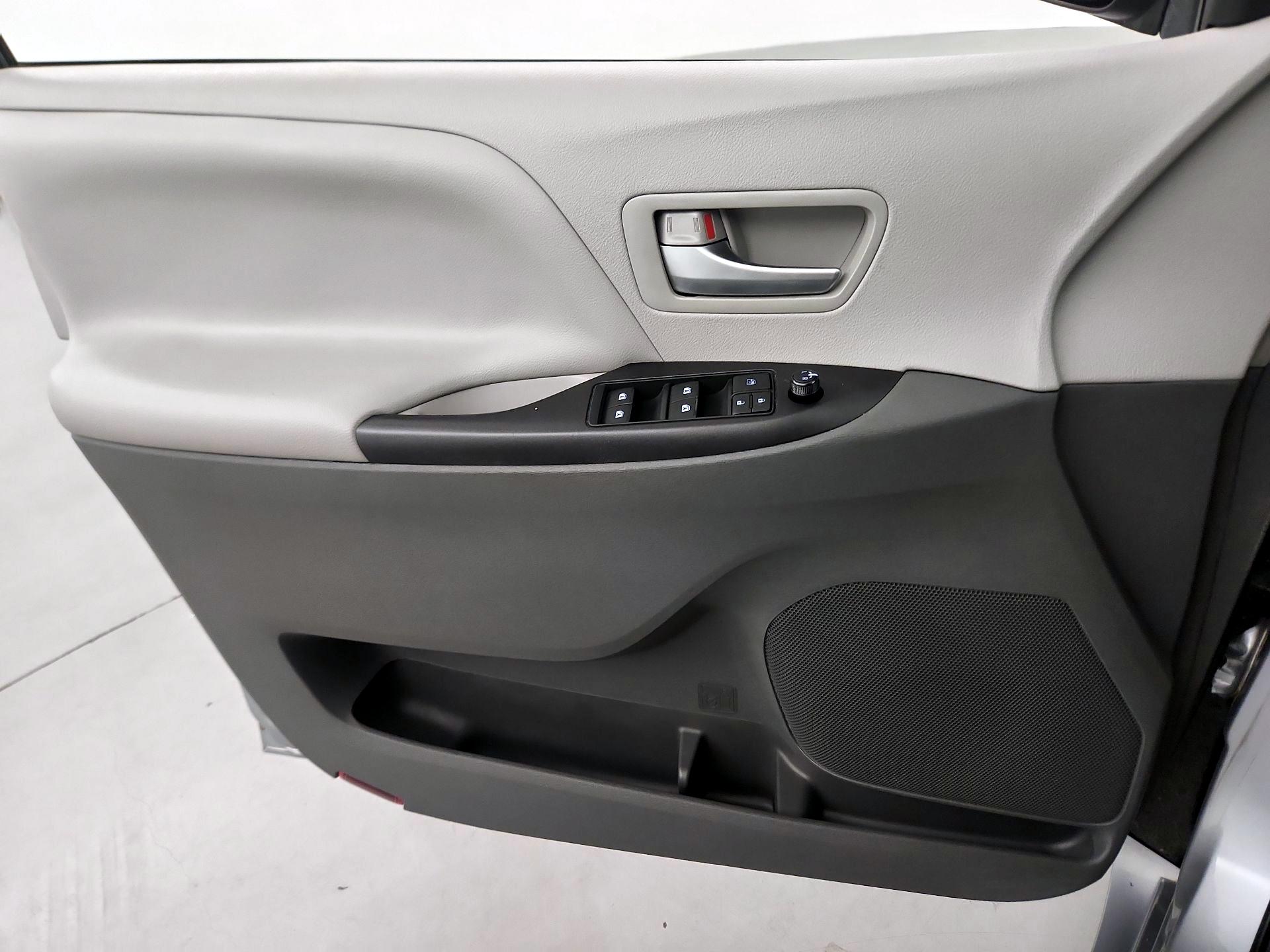 Thumbnail: 2016 Toyota Sienna - 12