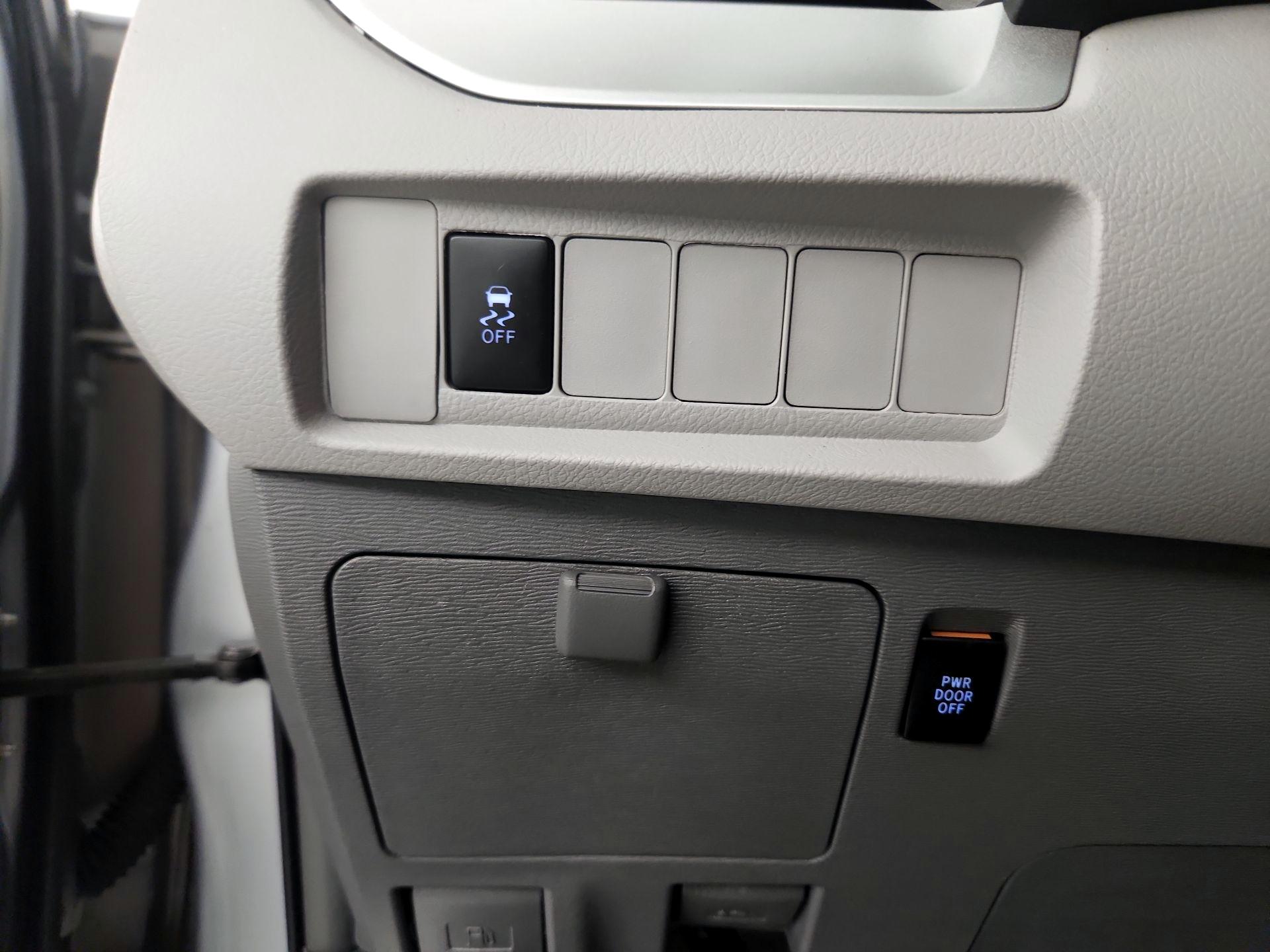 Thumbnail: 2016 Toyota Sienna - 13