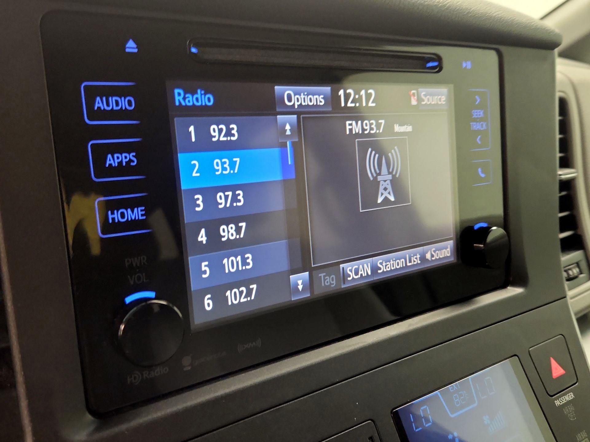 Thumbnail: 2016 Toyota Sienna - 15