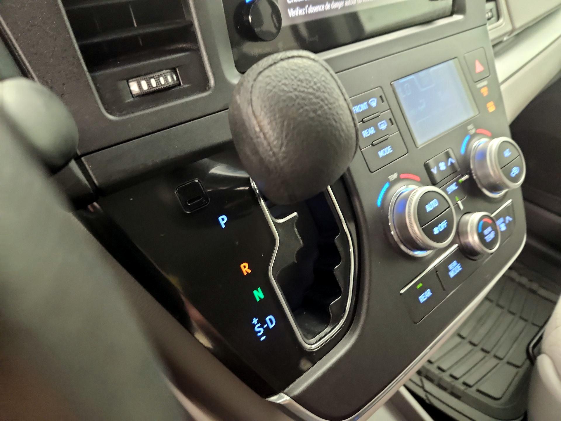 Thumbnail: 2016 Toyota Sienna - 17
