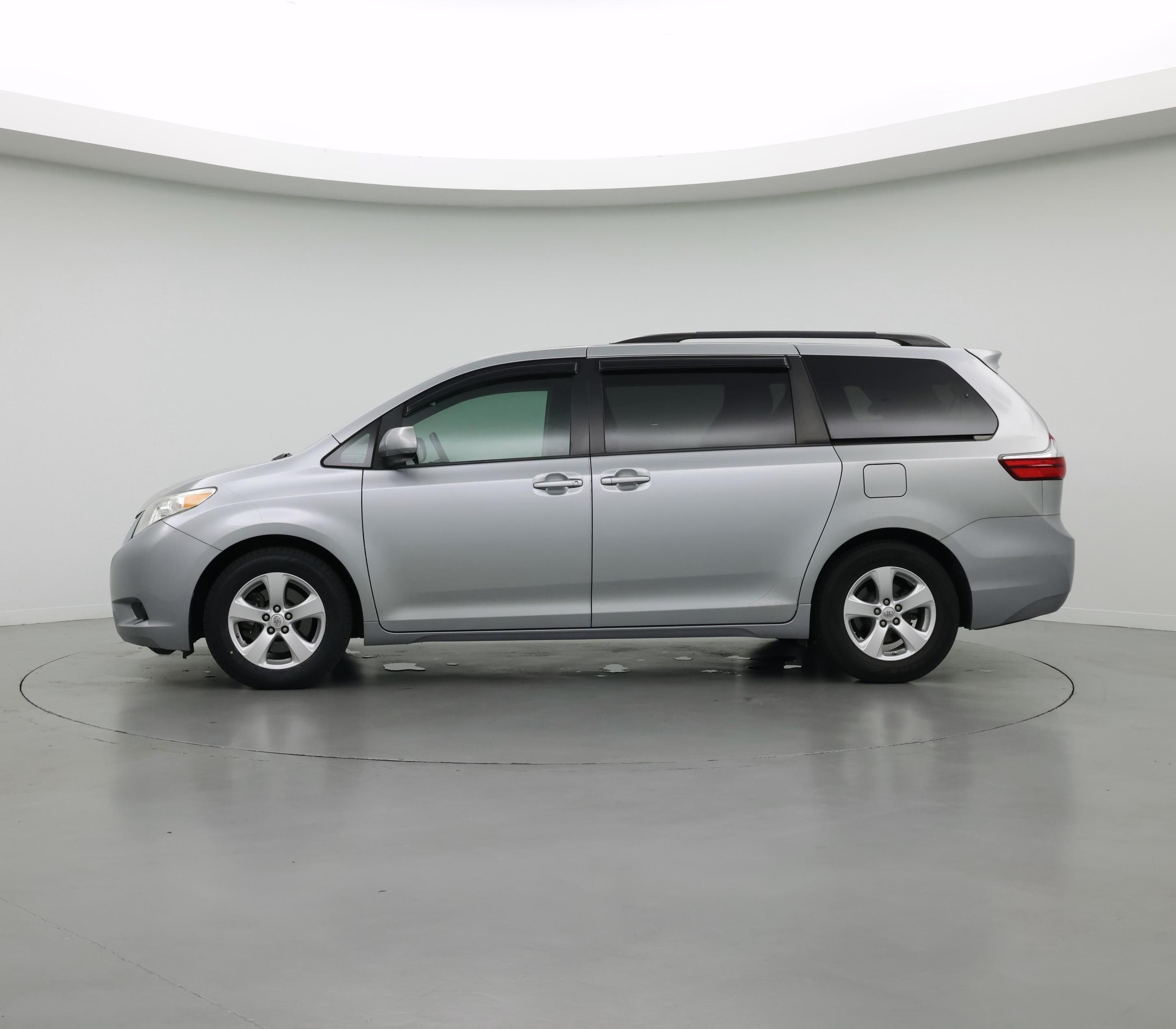 Thumbnail: 2016 Toyota Sienna - 3