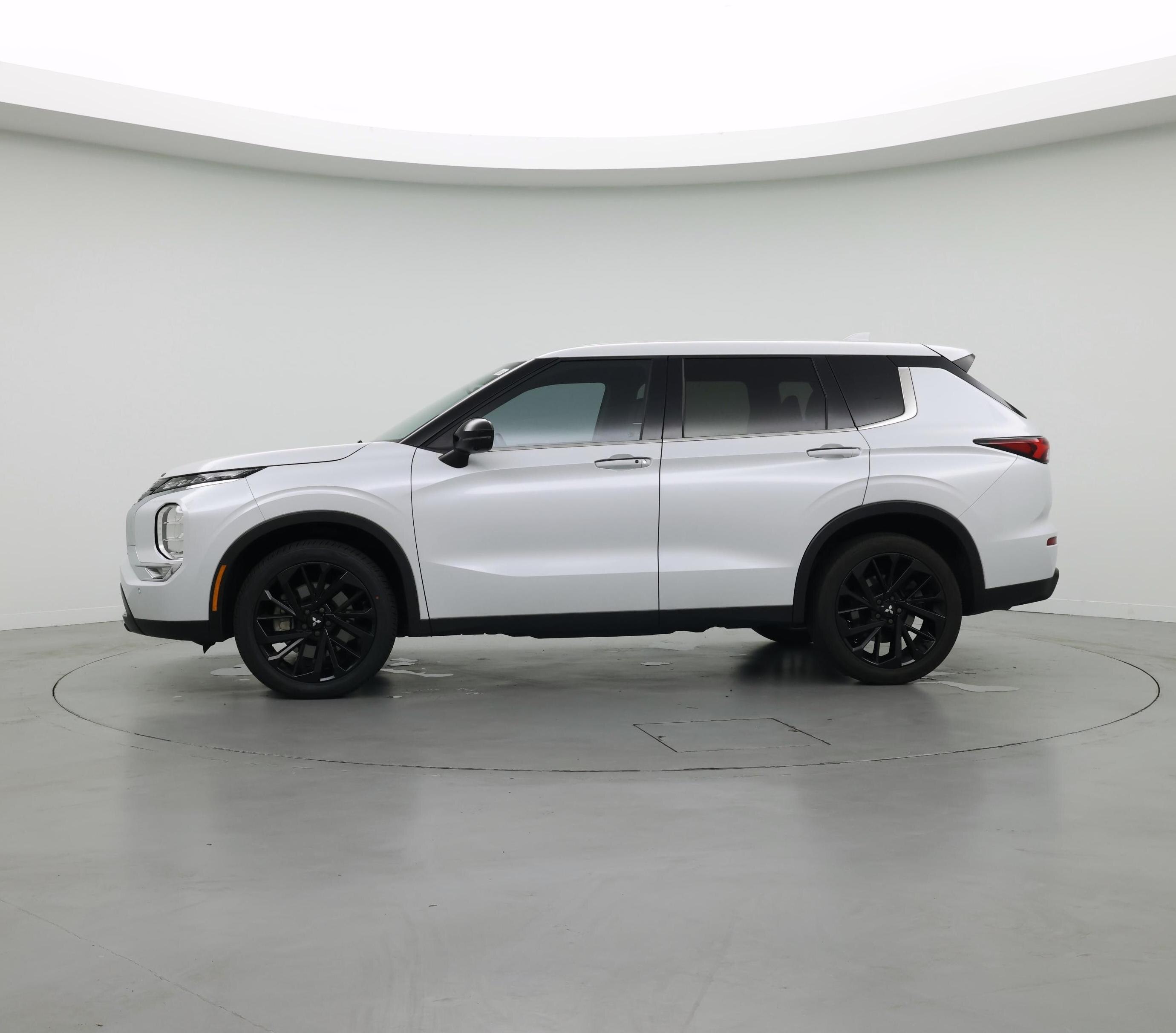 Thumbnail: 2024 Mitsubishi Outlander - 3