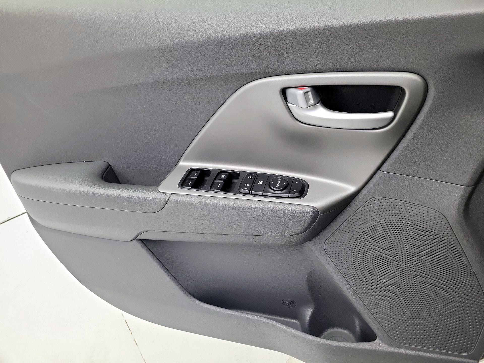 Thumbnail: 2017 Kia Niro - 12
