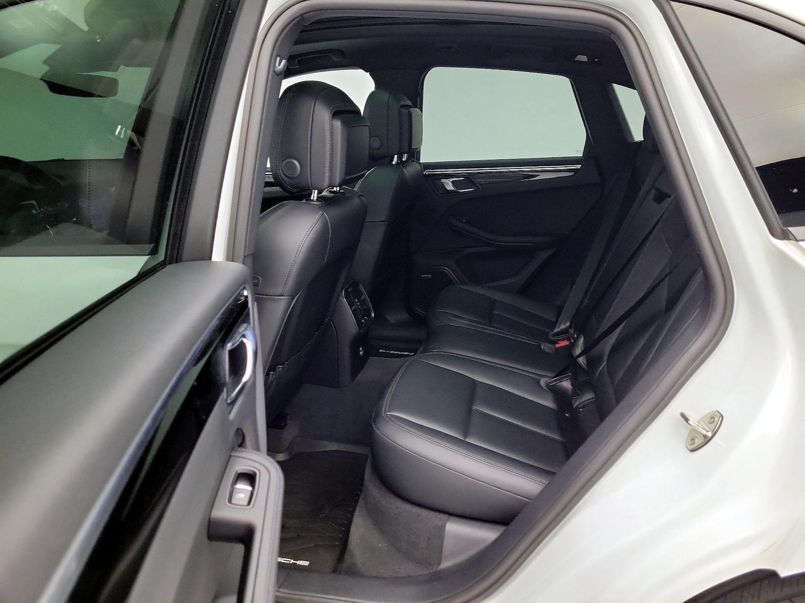 2024 Porsche Macan Base - Photo 22