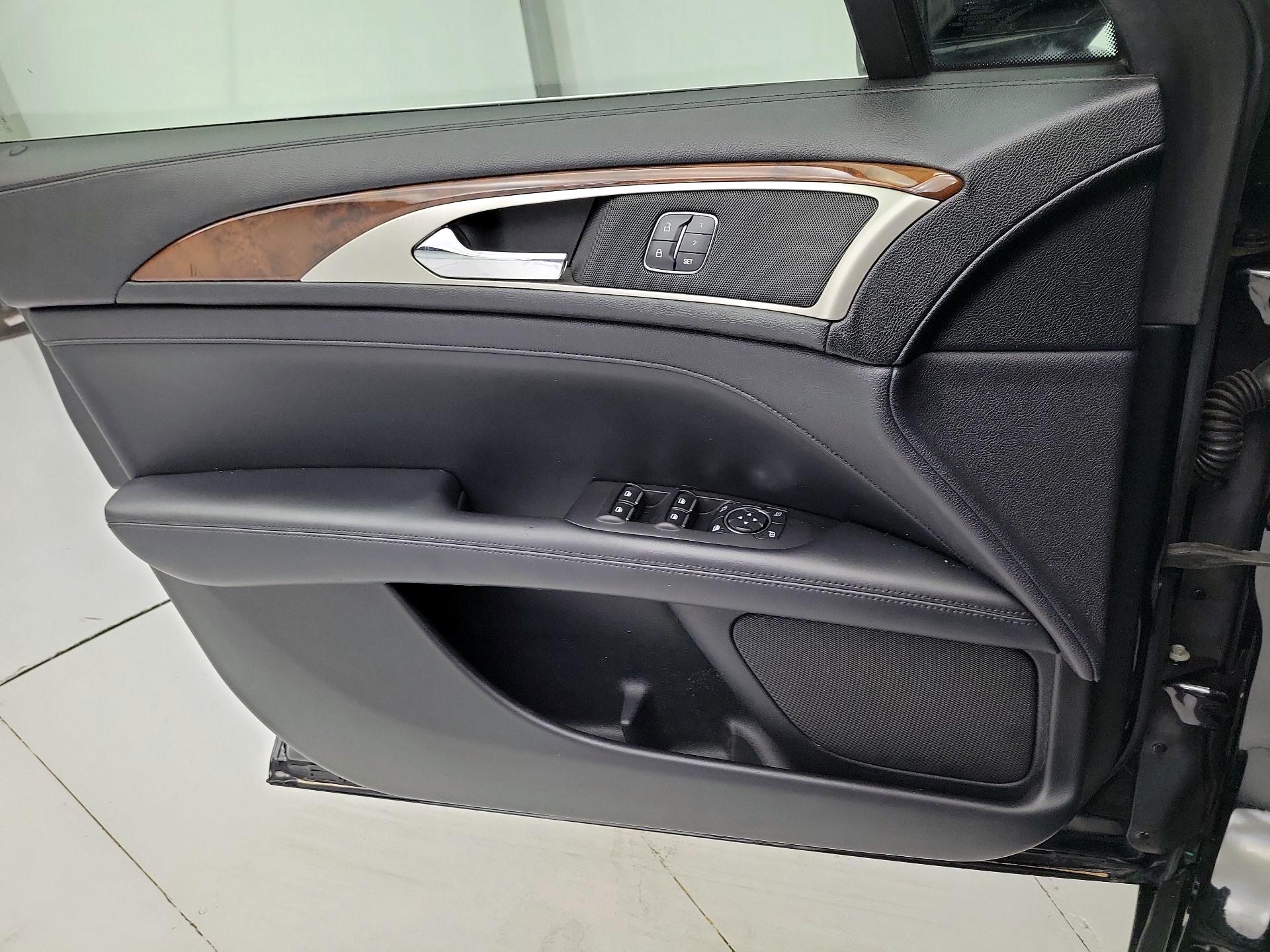 Thumbnail: 2017 Lincoln MKZ - 12