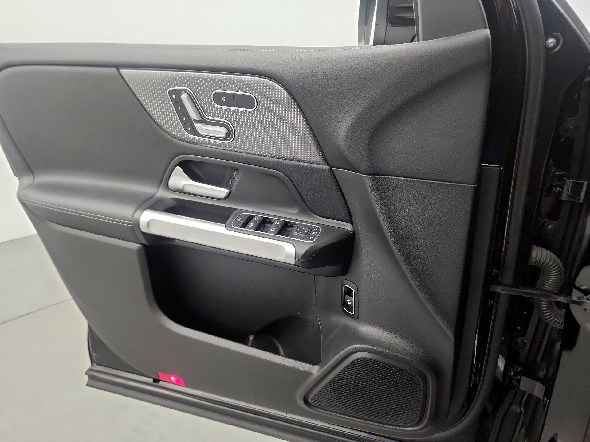 Thumbnail: 2020 Mercedes-Benz GLB - 12