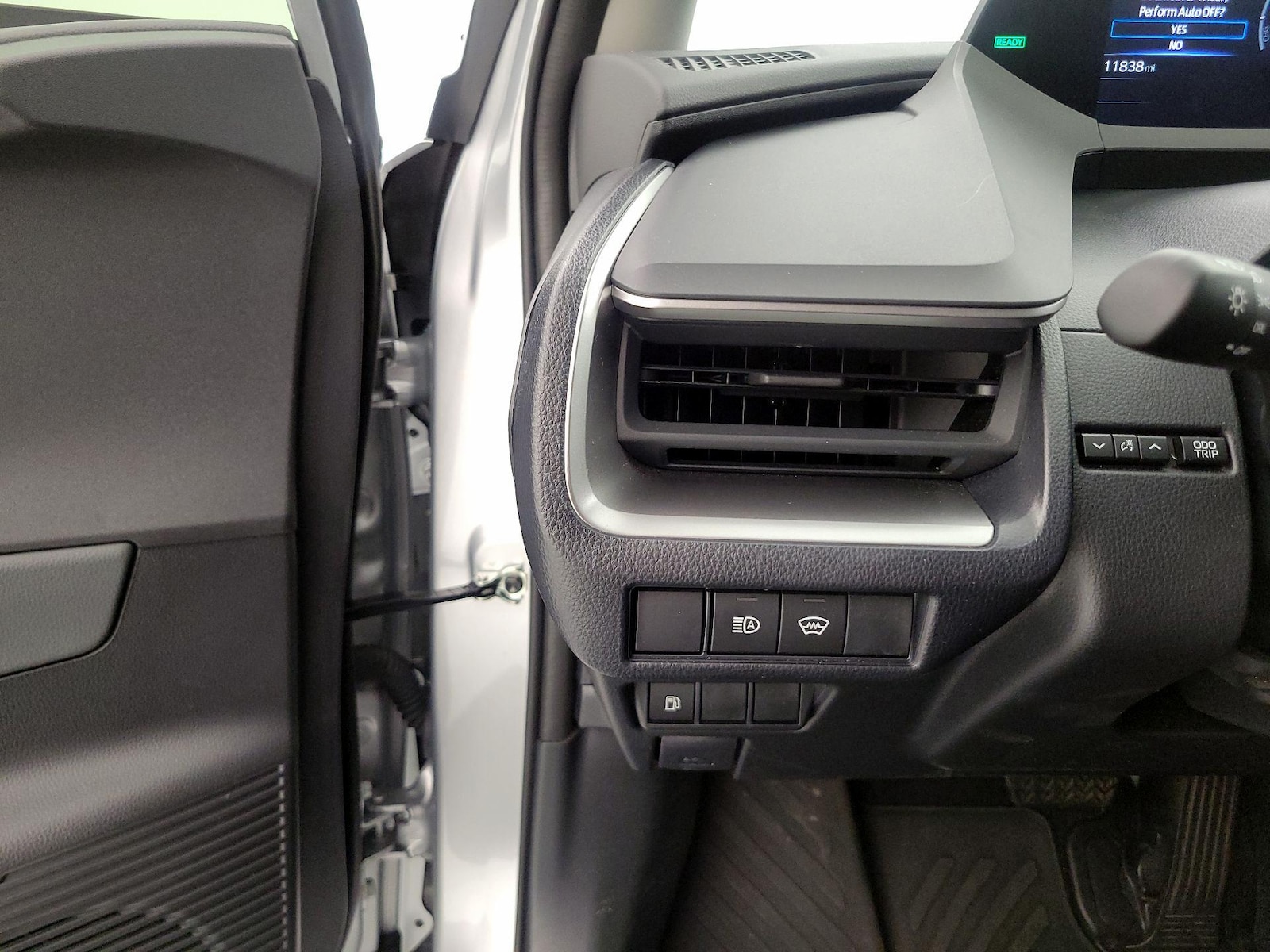 2026 Toyota Prius LE - Photo 14