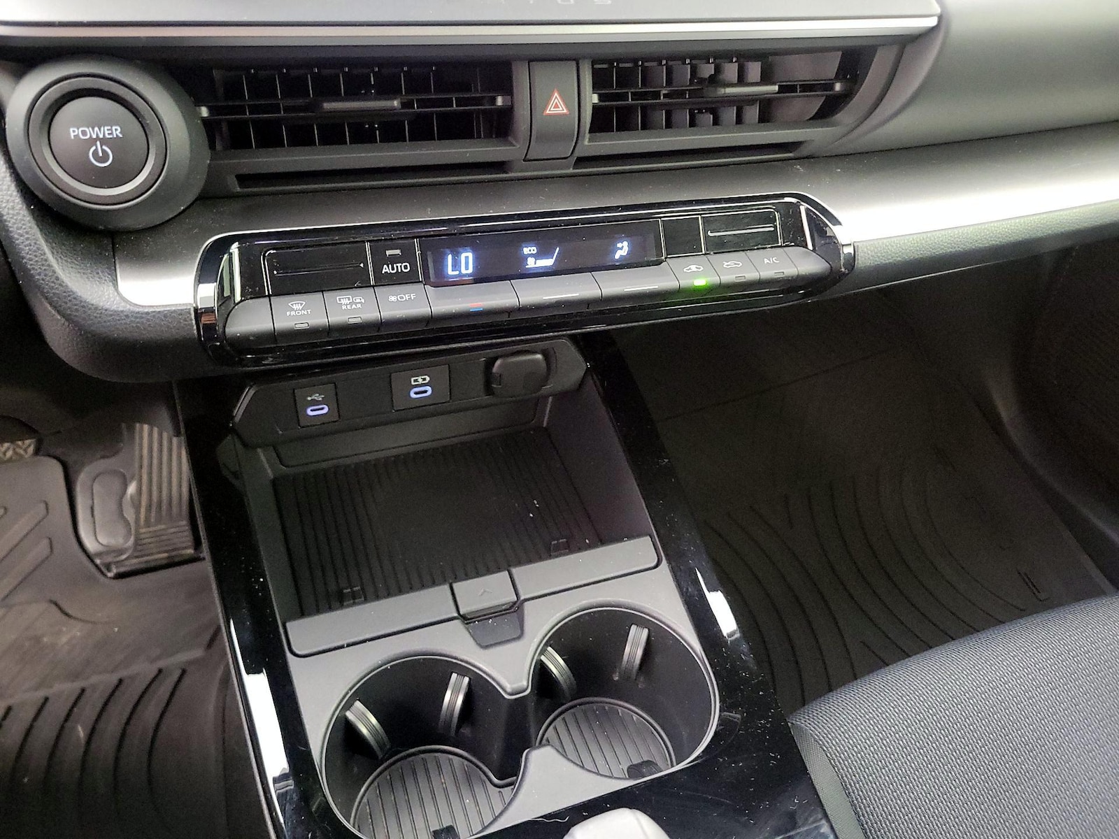 2026 Toyota Prius LE - Photo 17