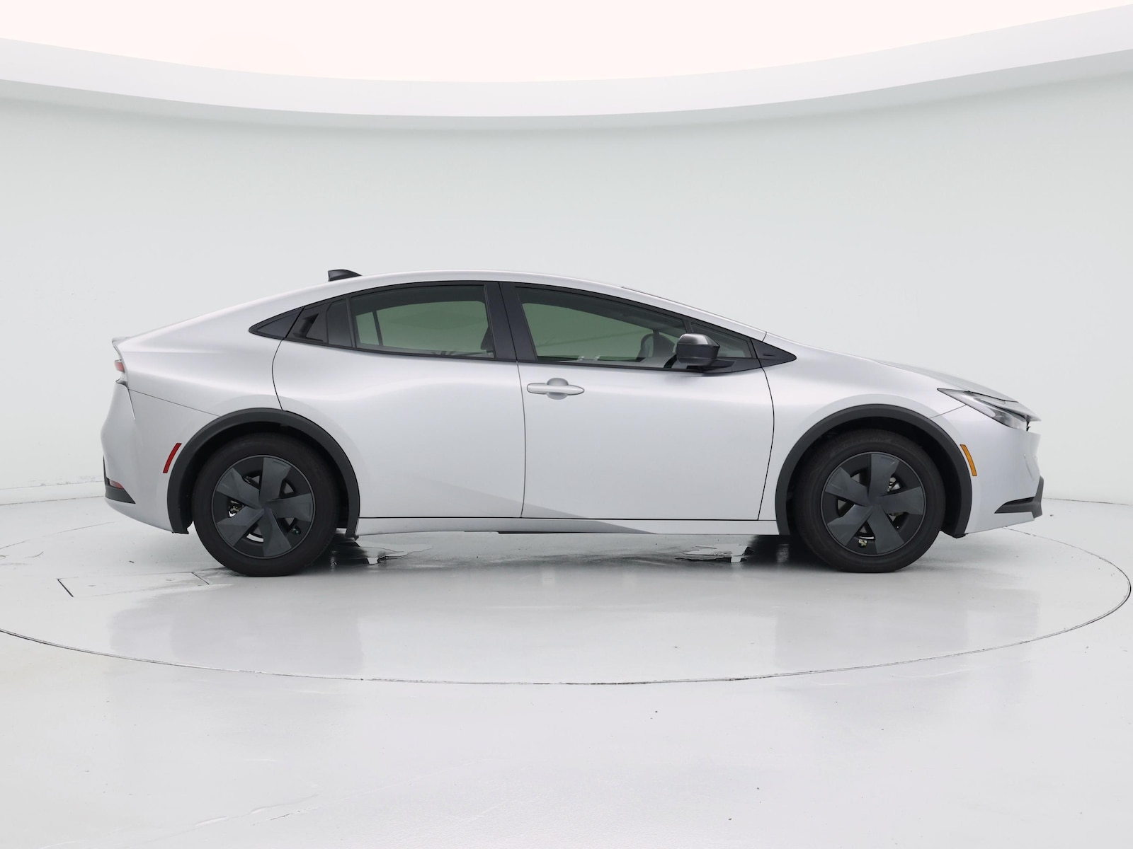2026 Toyota Prius LE - Photo 8