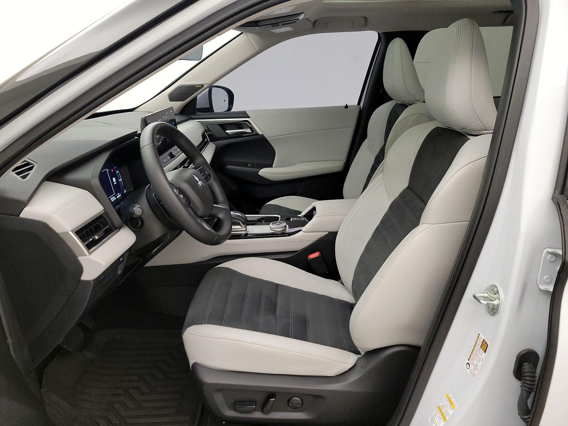Thumbnail: 2025 Mitsubishi Outlander - 11