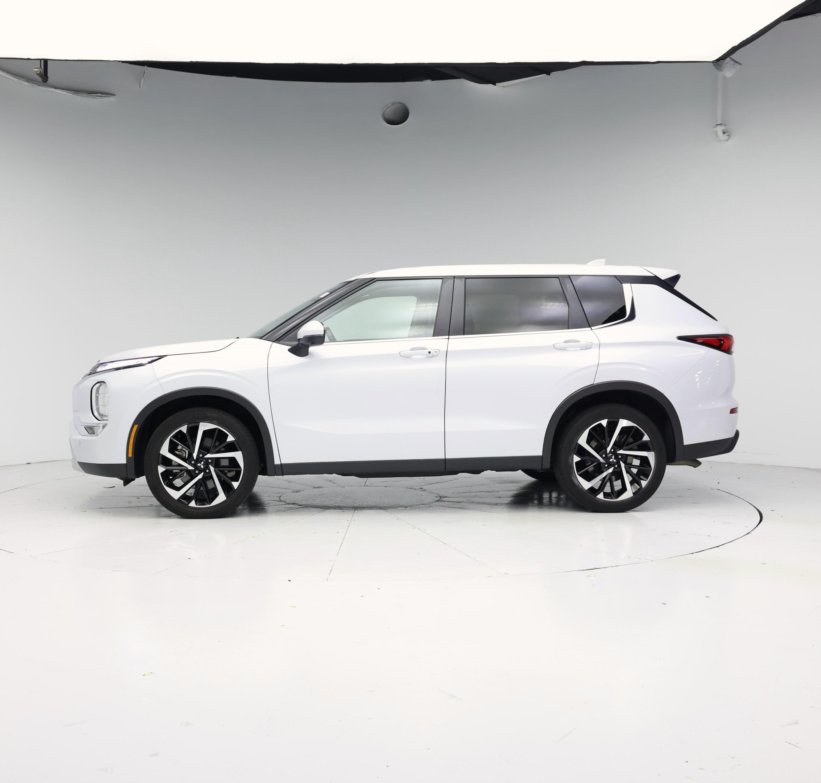 Thumbnail: 2024 Mitsubishi Outlander - 3