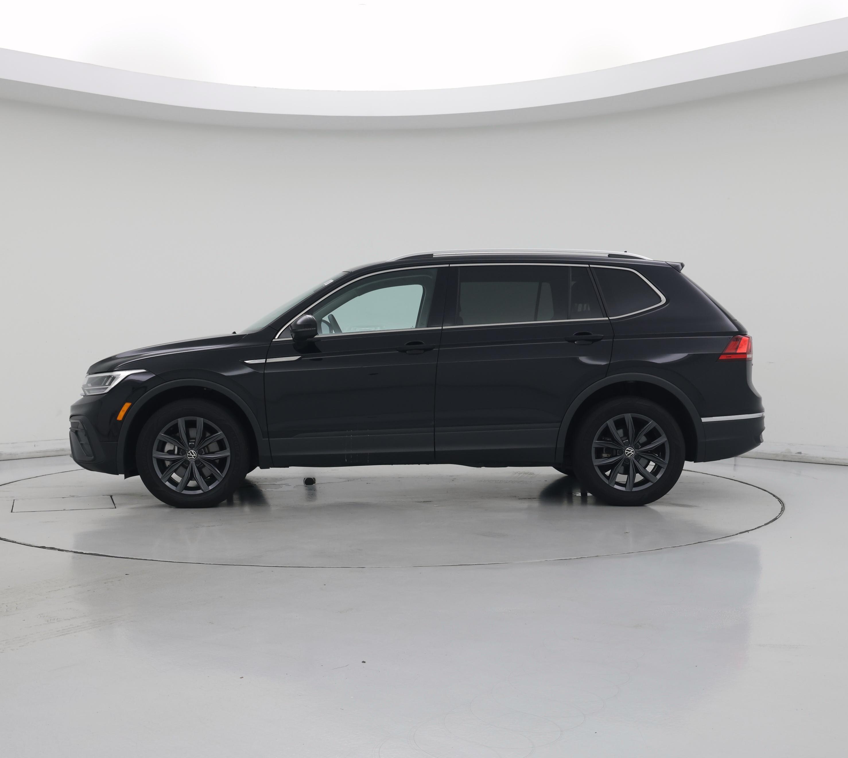 Thumbnail: 2023 Volkswagen Tiguan - 3