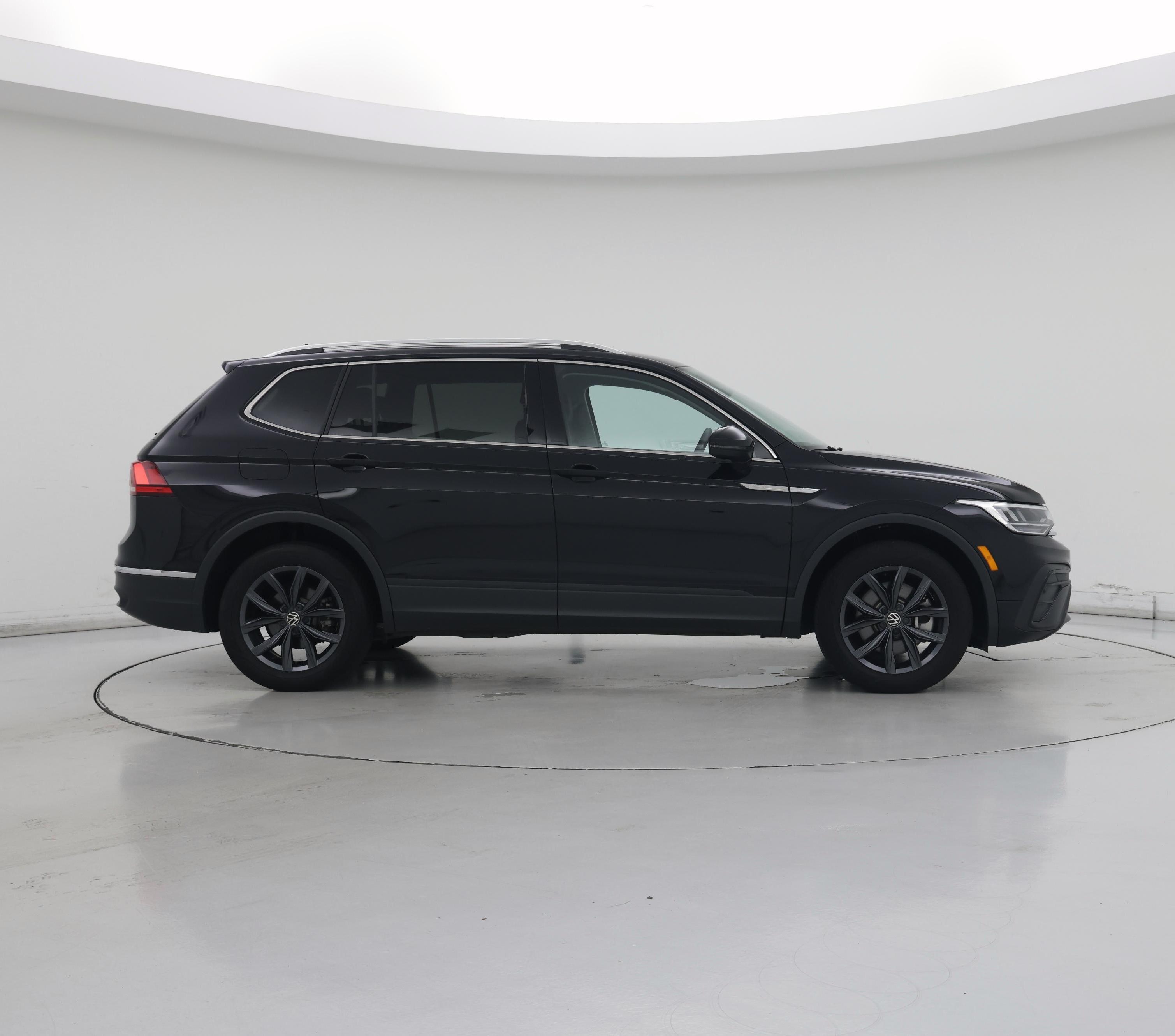 Thumbnail: 2023 Volkswagen Tiguan - 7