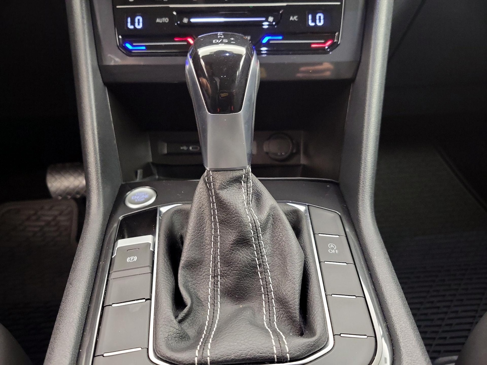 2022 Volkswagen Tiguan SE - Photo 18