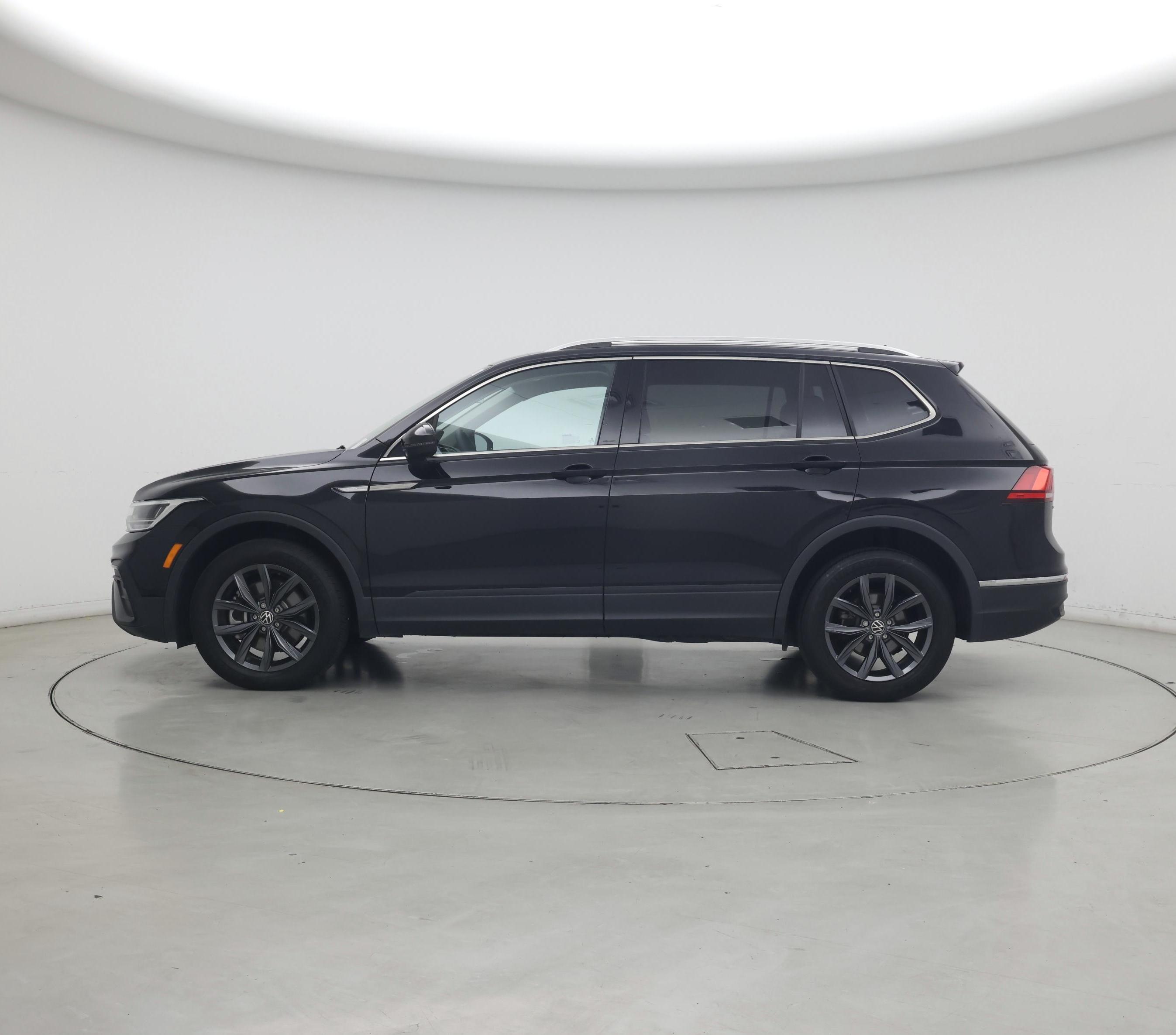 Thumbnail: 2022 Volkswagen Tiguan - 3