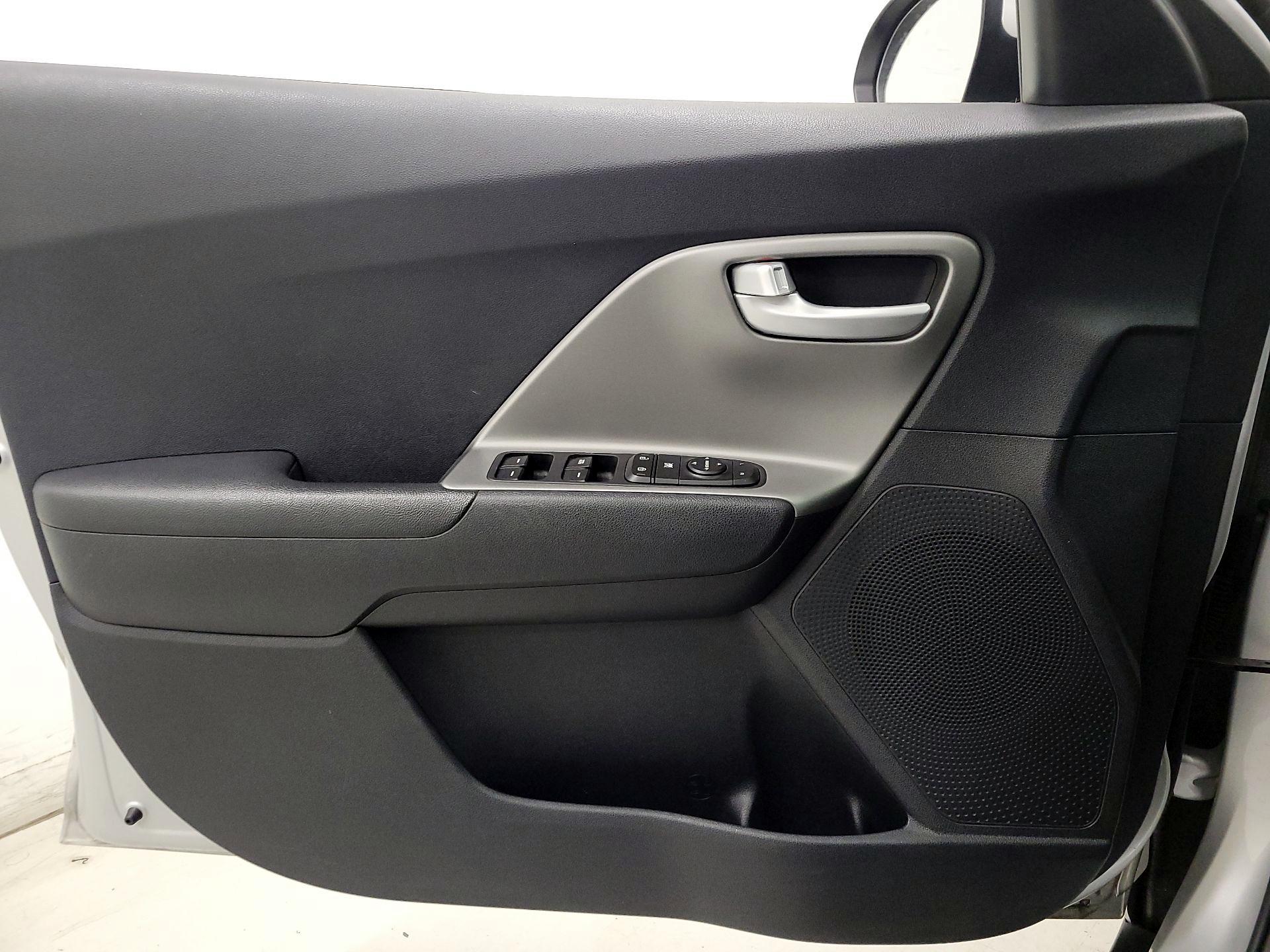 Thumbnail: 2019 Kia Niro - 12