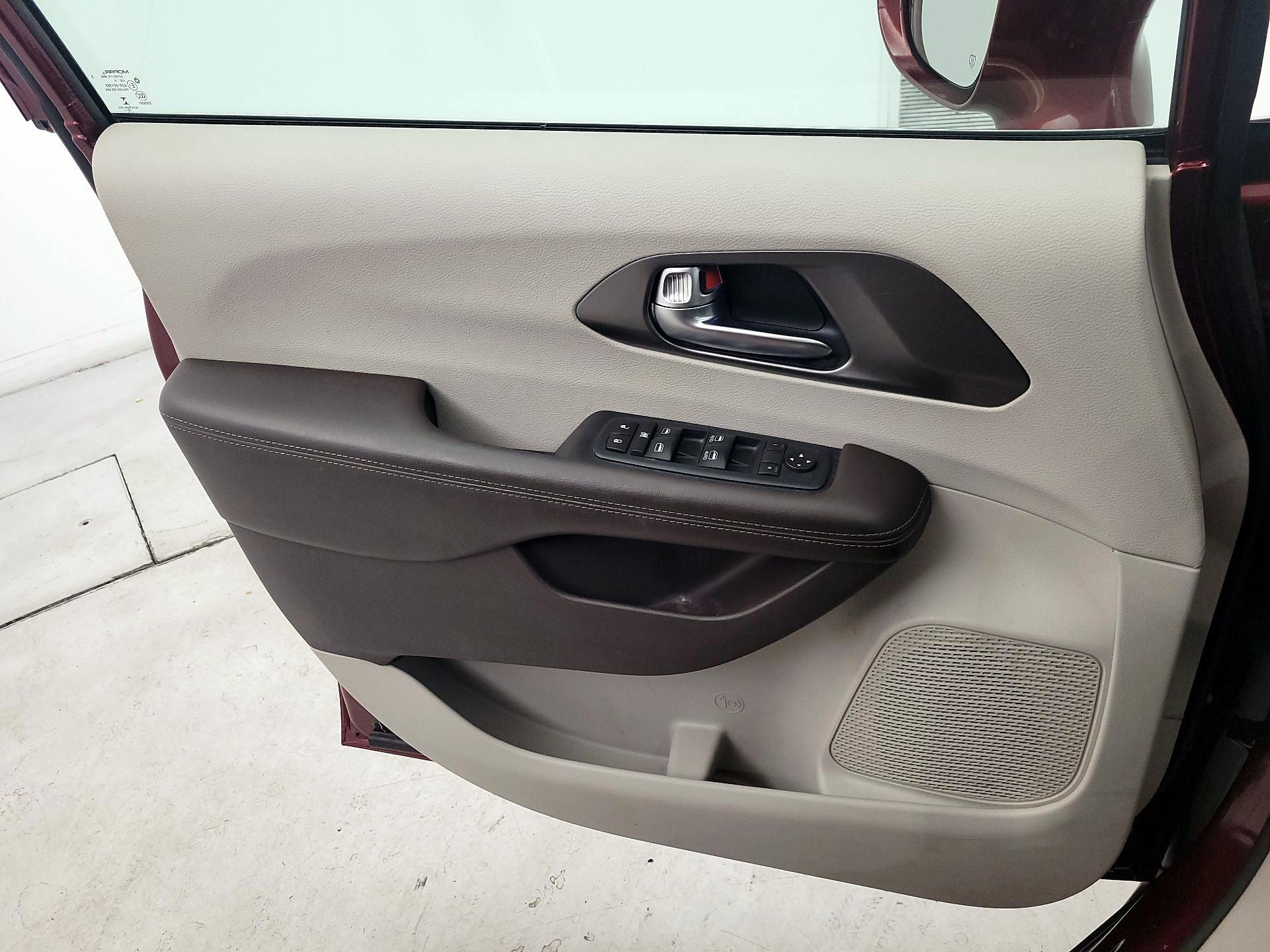 Thumbnail: 2019 Chrysler Pacifica - 12