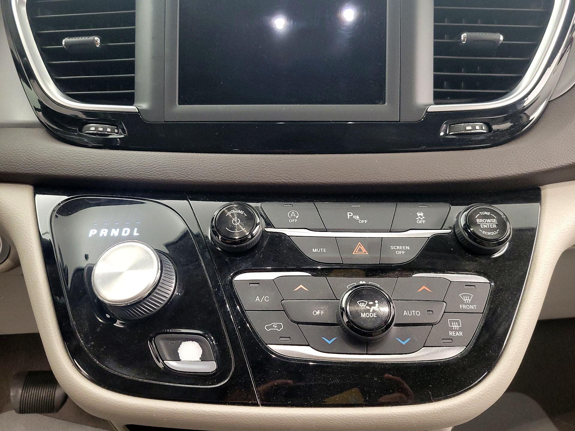 Thumbnail: 2019 Chrysler Pacifica - 16